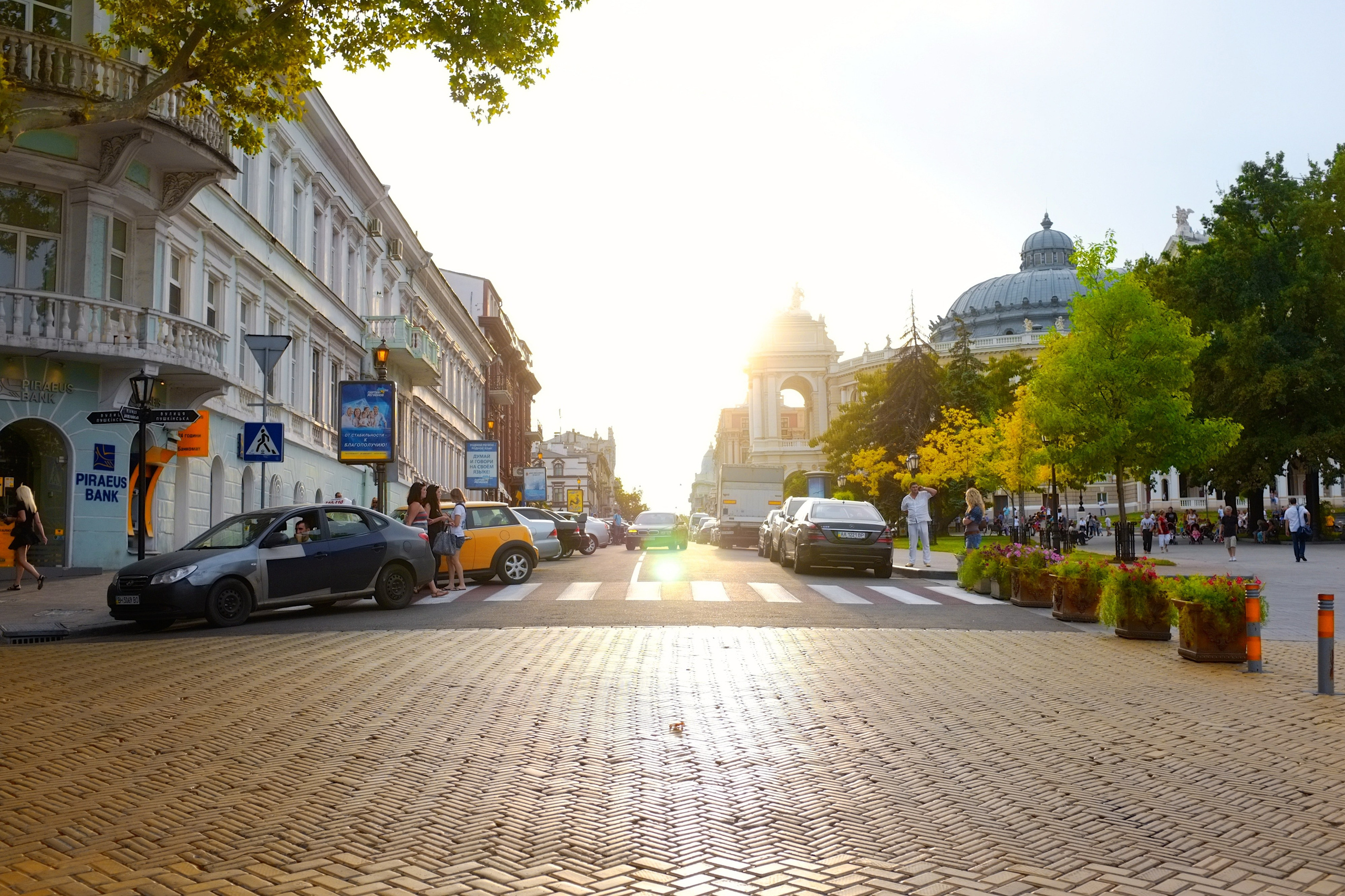 Ланжероновская улица в Одессе на закате летом