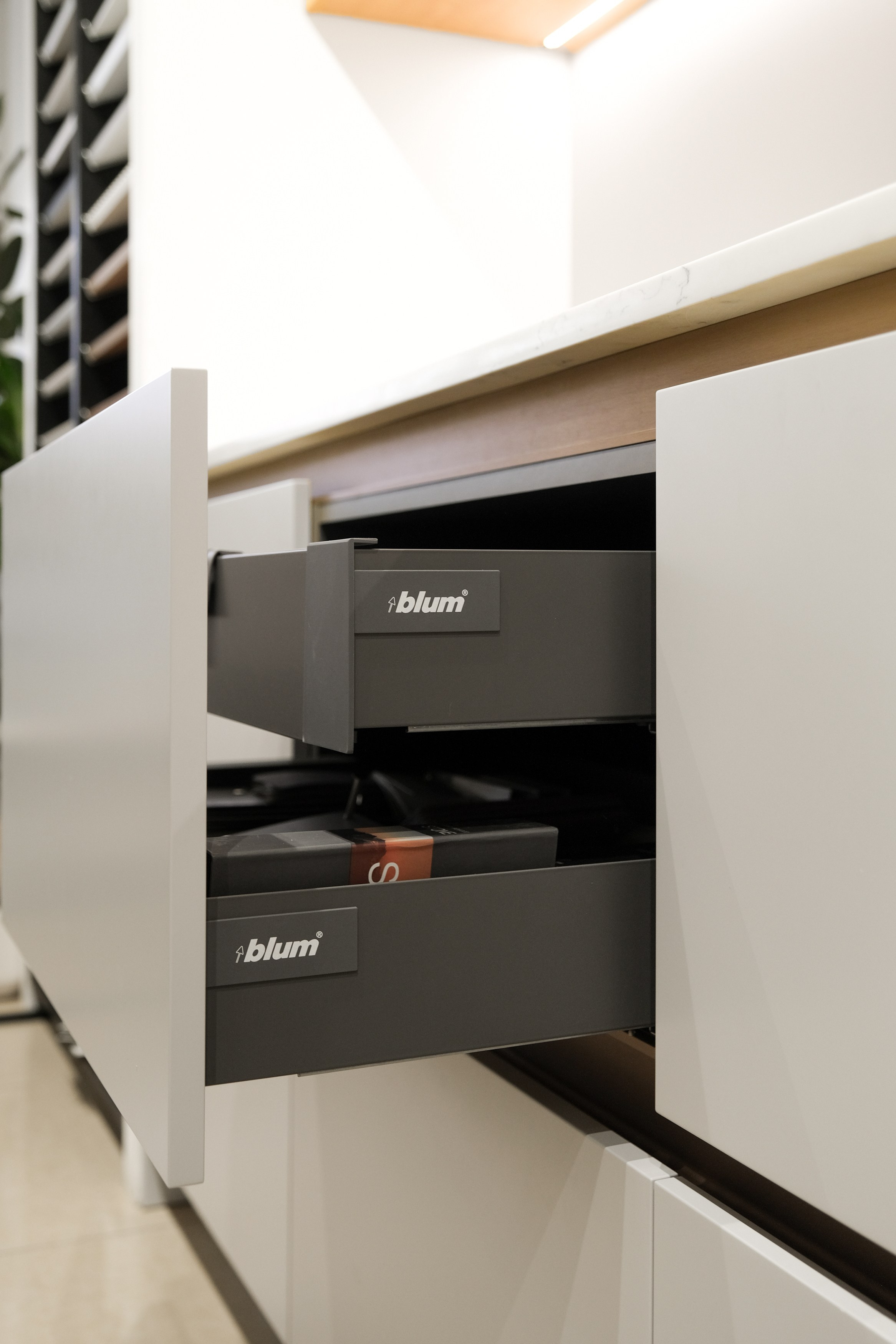 Салон Розы Люксембург 19 | Мебель на заказ в Томске. ГУДРУМ — Мебель на заказ в Томске | Кухни | Шкафы | Стулья и Столы