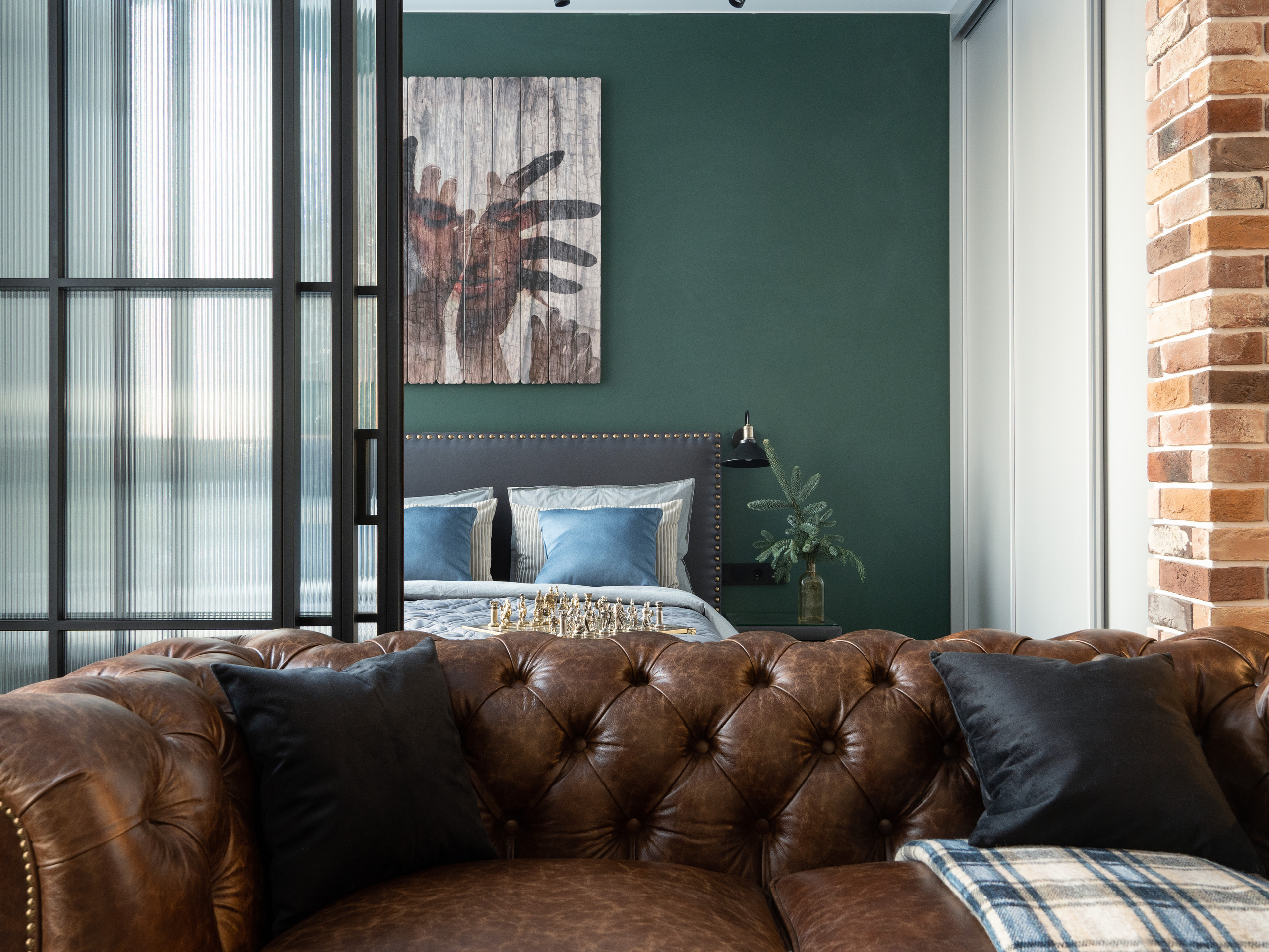 спальня с диваном на переднем плане