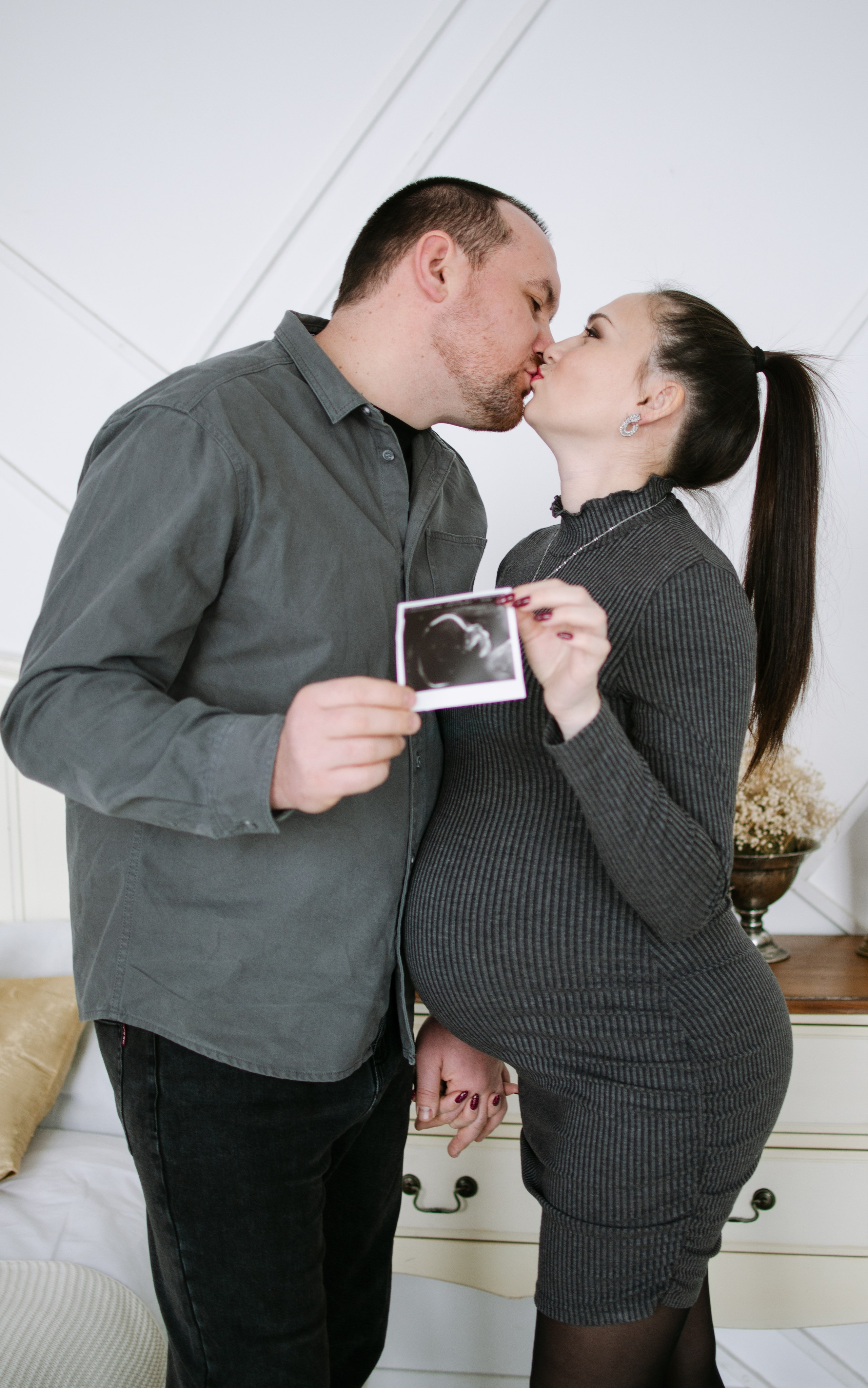 Муж и жена в ожидание беременности