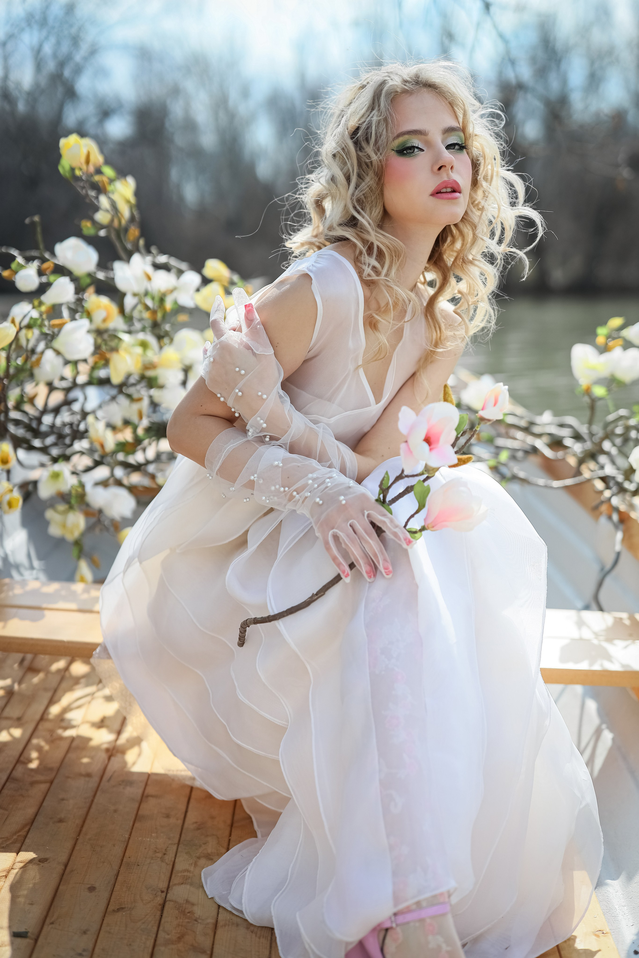 Фотосессия в лодке украшеной ветками магнолии. Свадебный и семейный фотограф в Абхазии Жанна Соснина