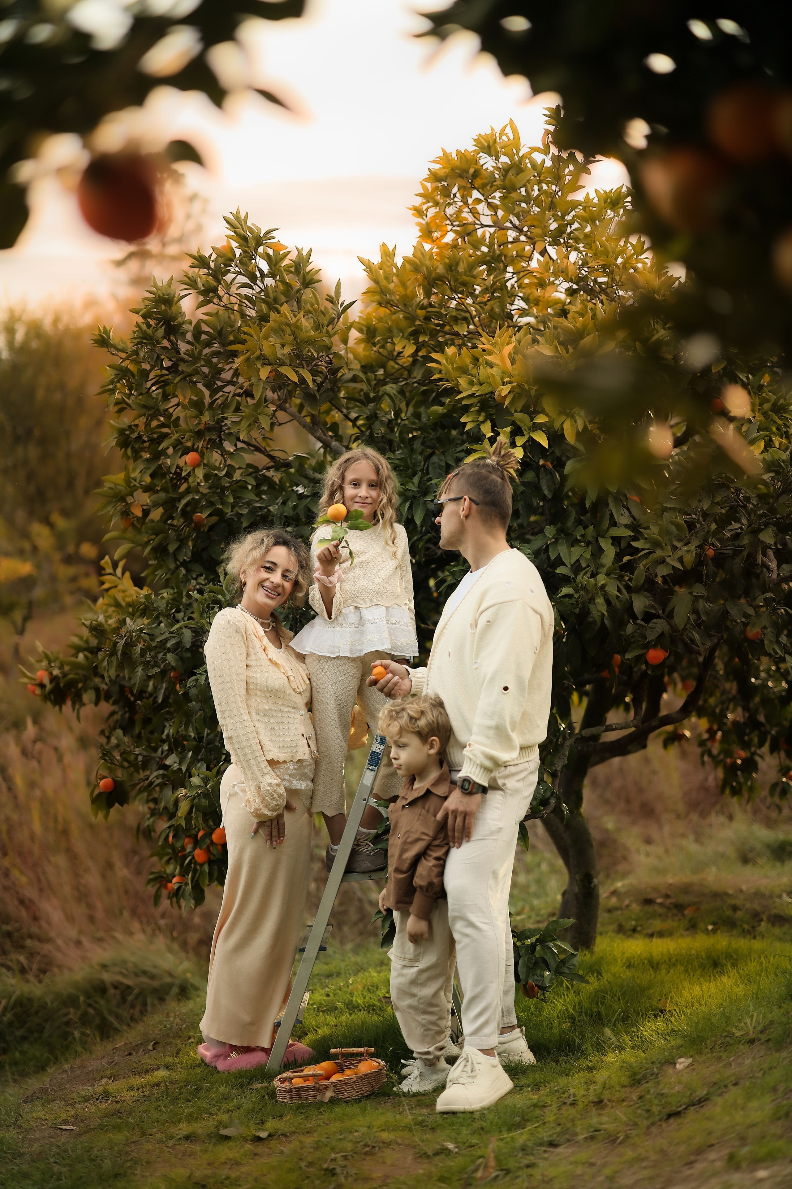 Семейная фотосессия в мандариновом саду Абхазии. Свадебный и семейный фотограф в Абхазии Жанна Соснина