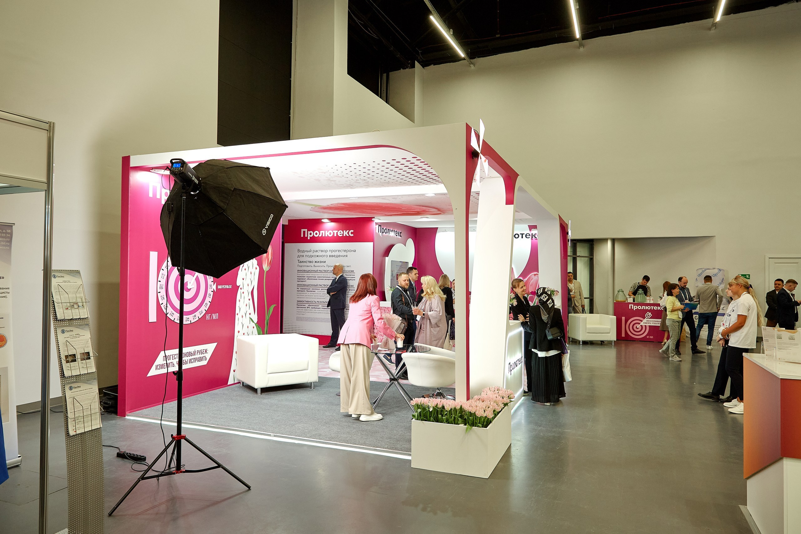 Стенд компании Angelini Pharma / Конференция РАРЧ 2023. Антон Артюшин, портретный фотограф. Москва