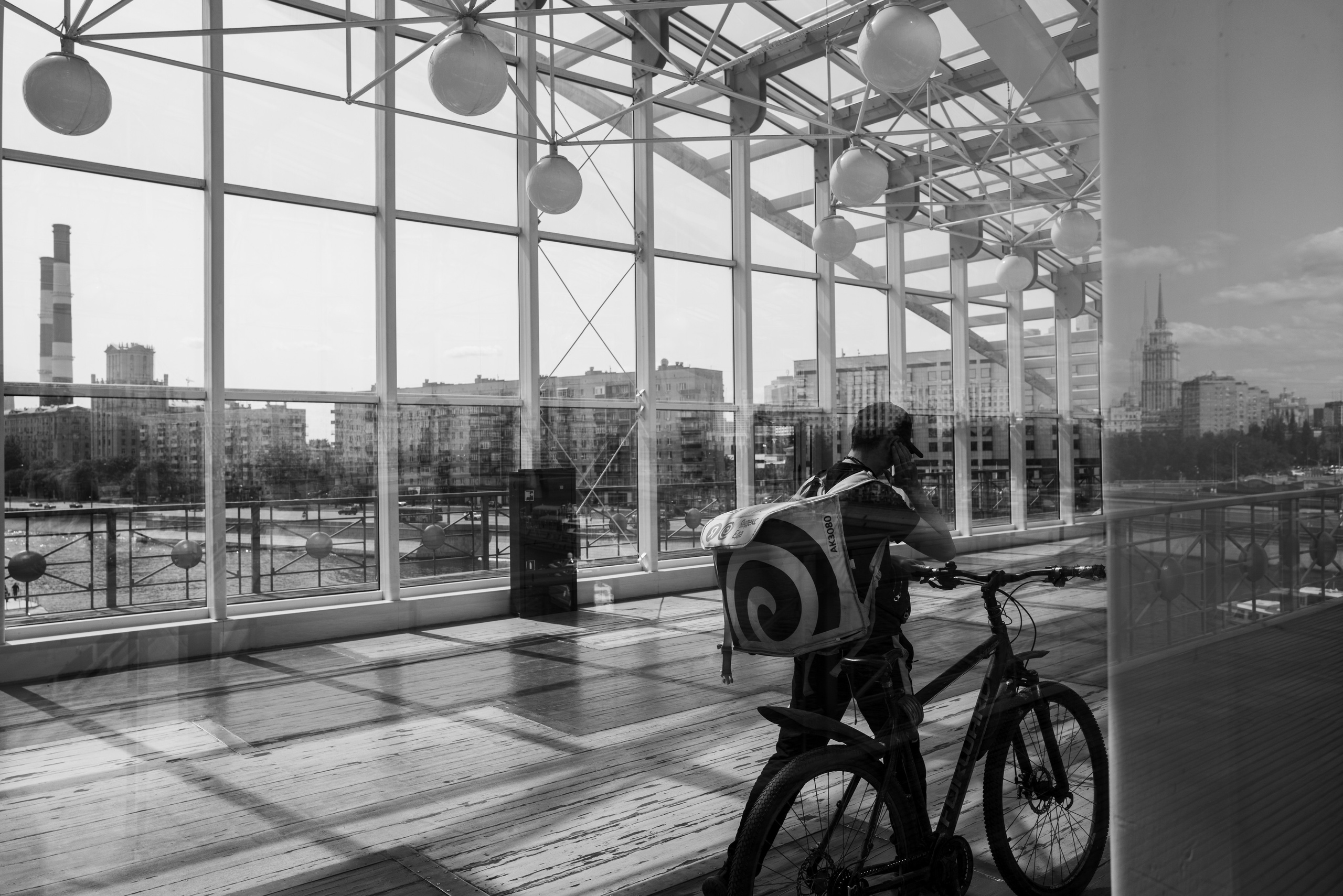 Курьер Яндекс.Еда идет по мосту Богдана Хмельницкого в Москве