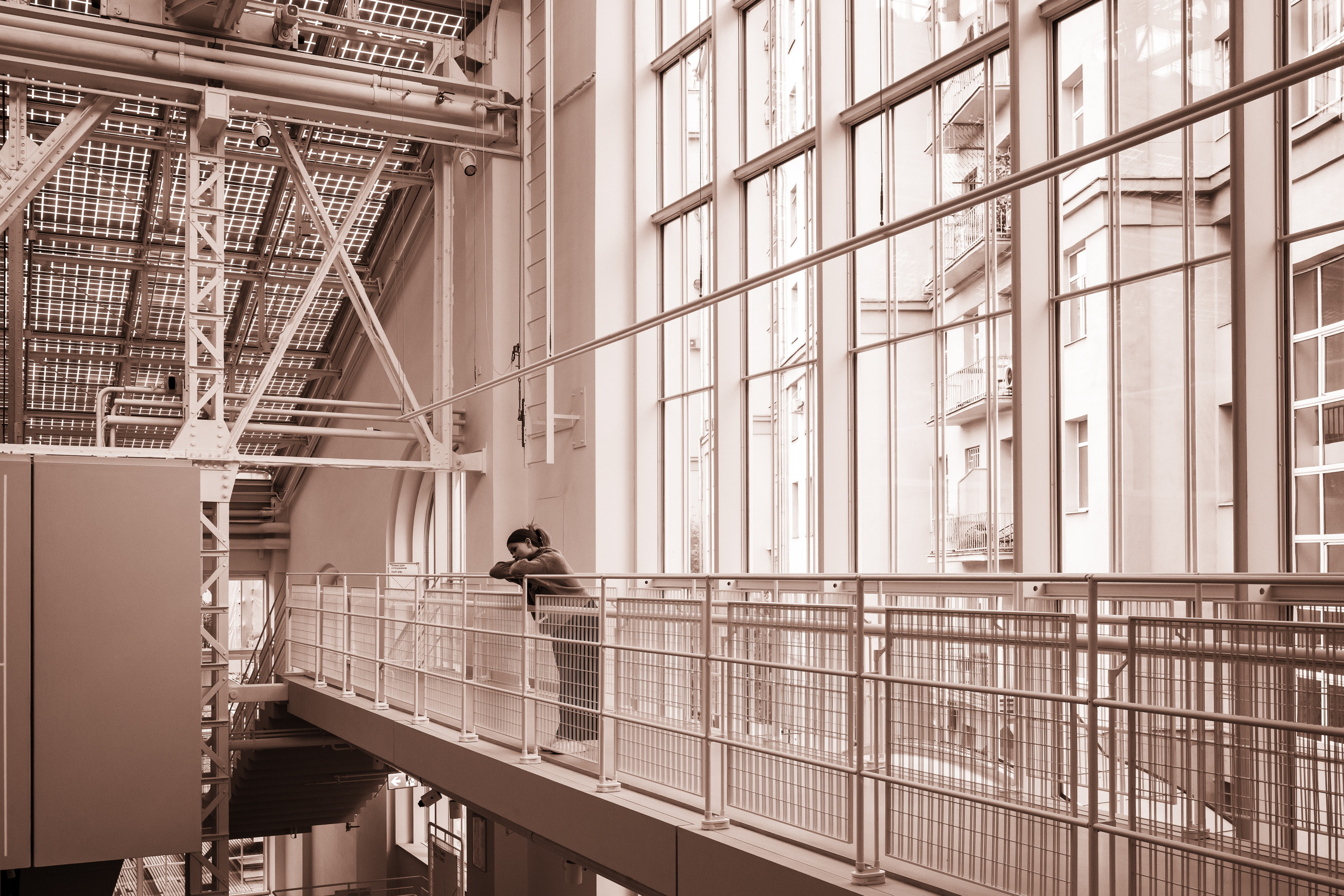 Девушка, позирующая для фотографии в помещении ГЭС-2 в Москве