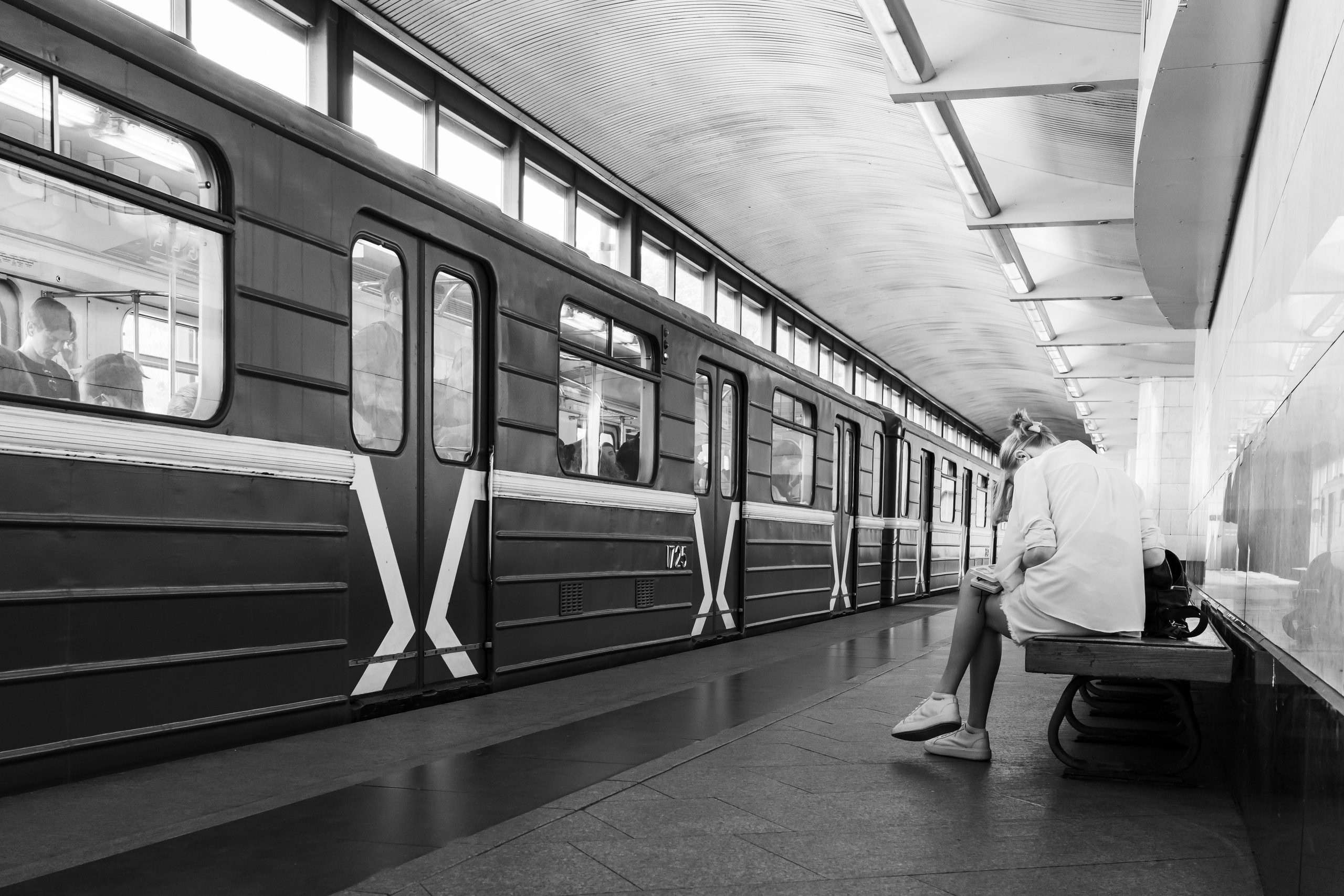 Девушка, рисующая на платформе метро "Воробьёвы Горы"