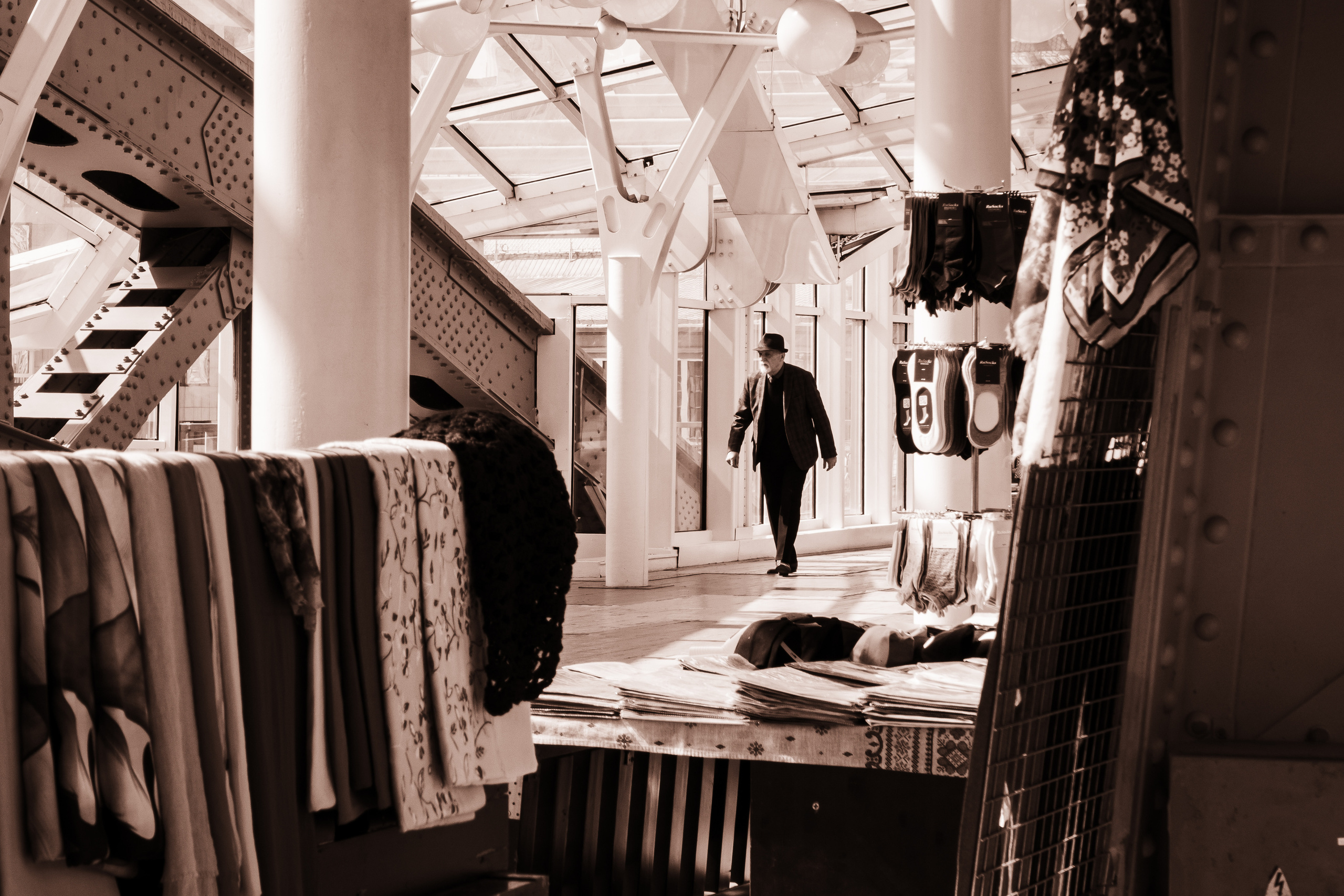 Мужчина в шляпе идет по мосту Богдана Хмельницкого в Москве