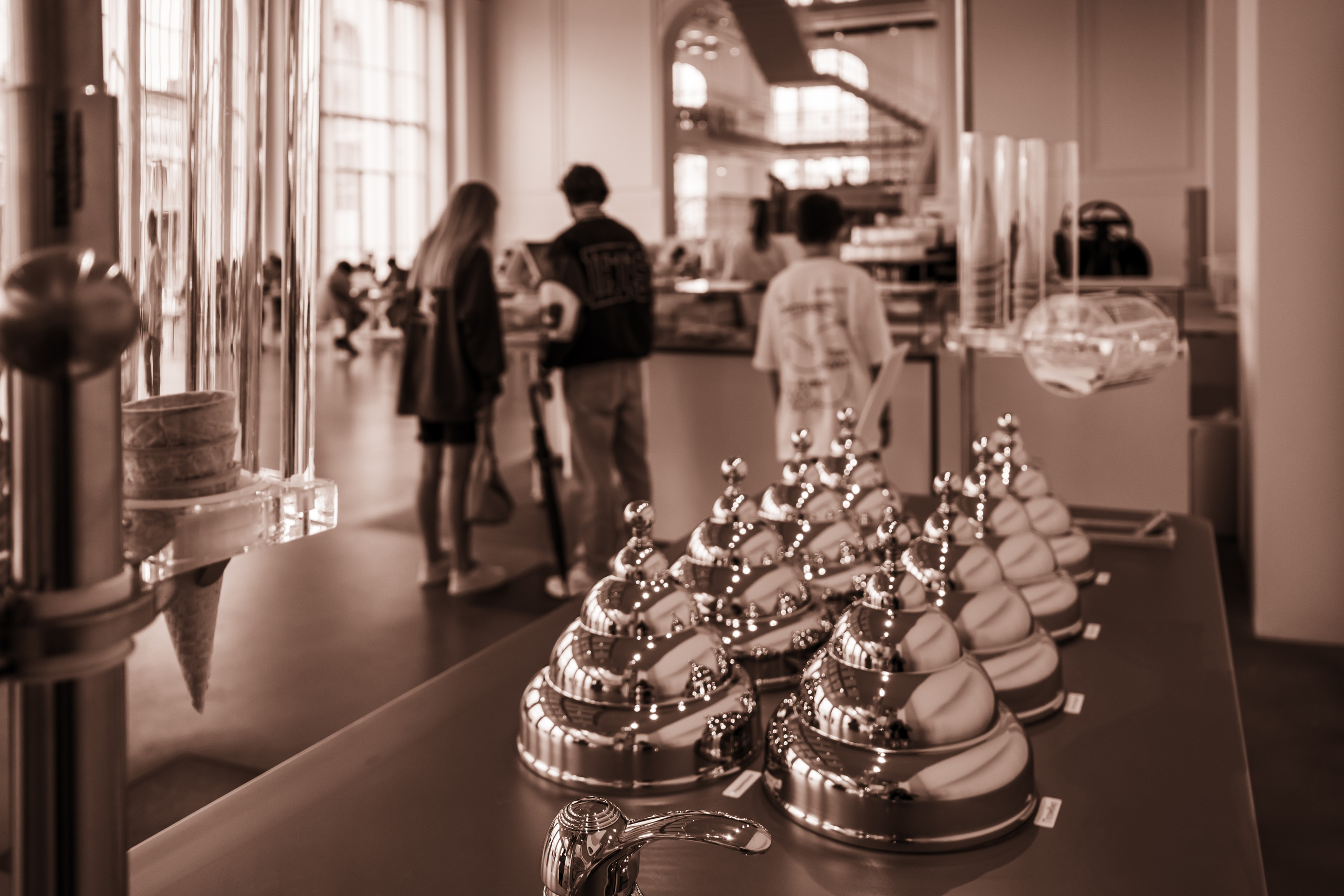 Продажа мороженого в помещении ГЭС-2 в Москве