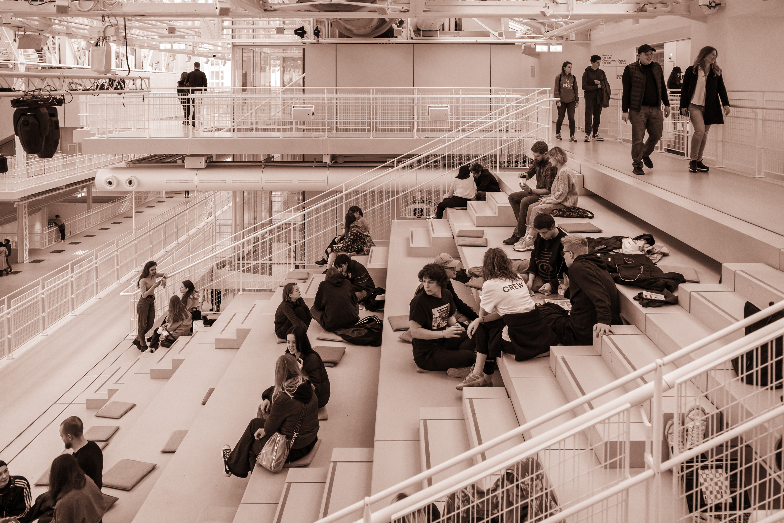 Люди, отдыхающие на центральной лестнице в помещении ГЭС-2 в Москве