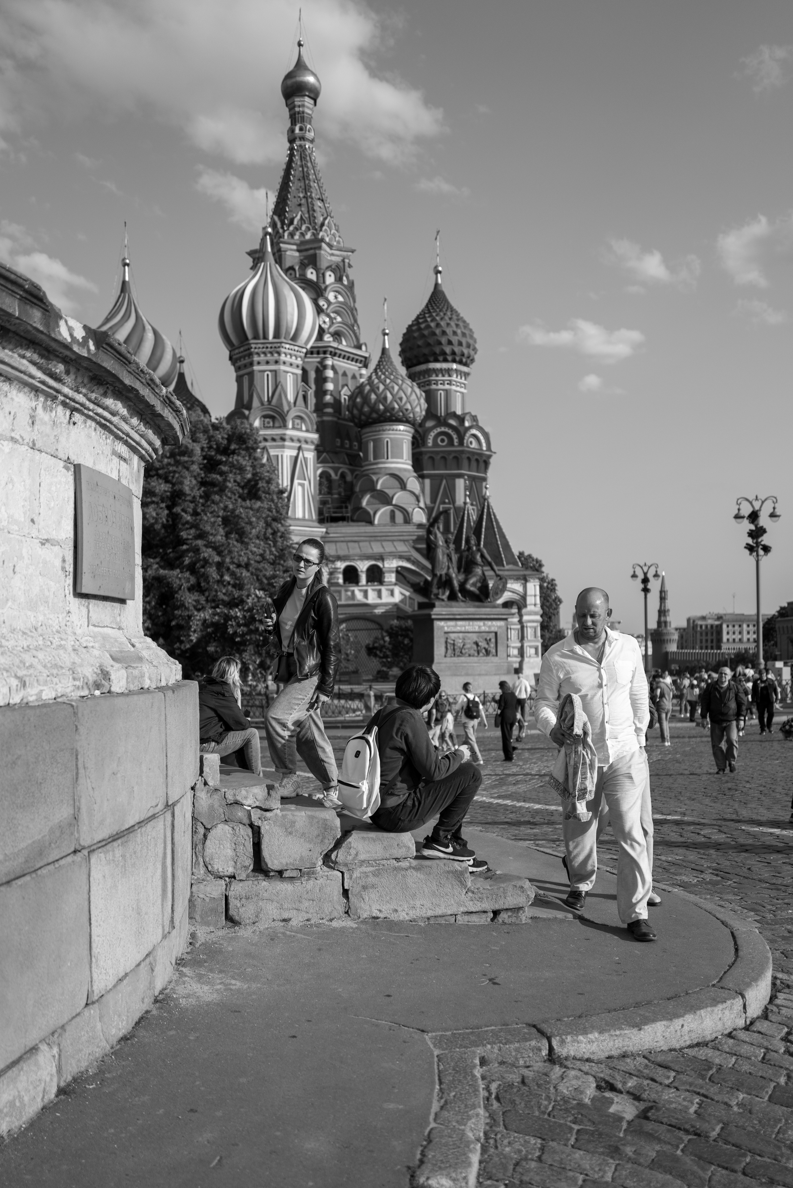 Зарисовка у Лобного места на Красной Площади в Москве на фоне Собора Василия Блаженного