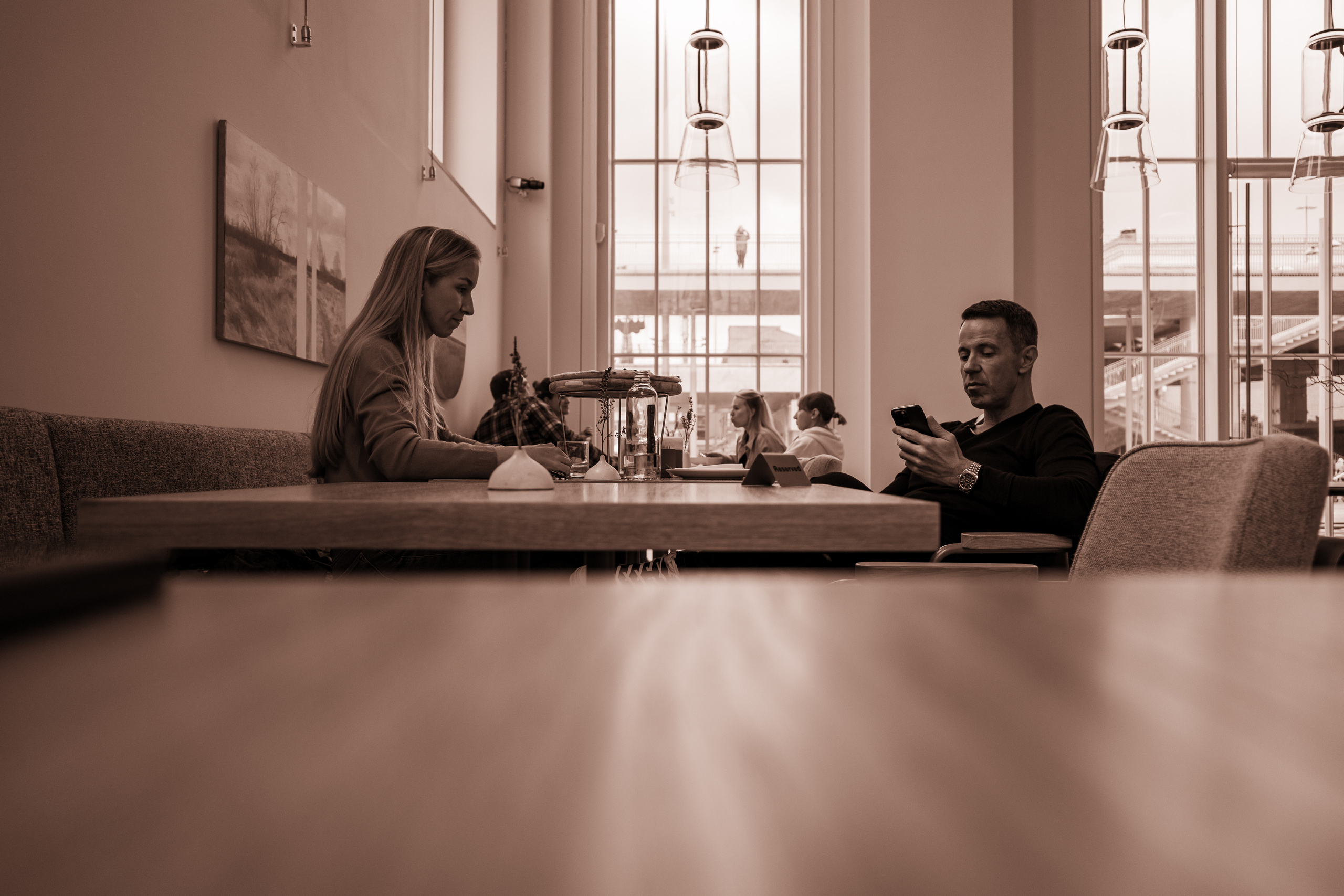 Люди, сидящие в ресторане в ГЭС-2 в Москве