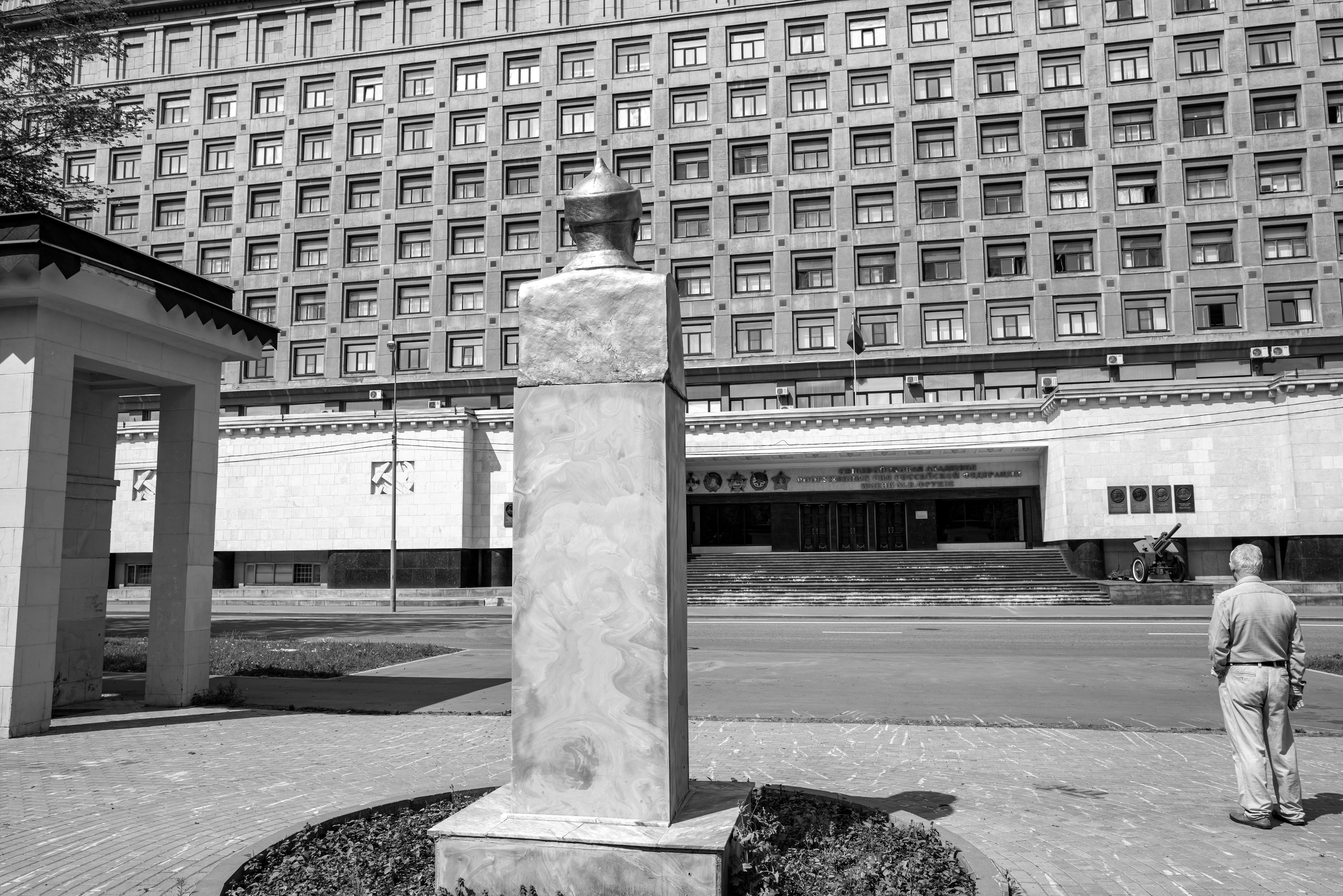 Памятник М.В. Фрунзе в сквере Девичьего поля в Москве