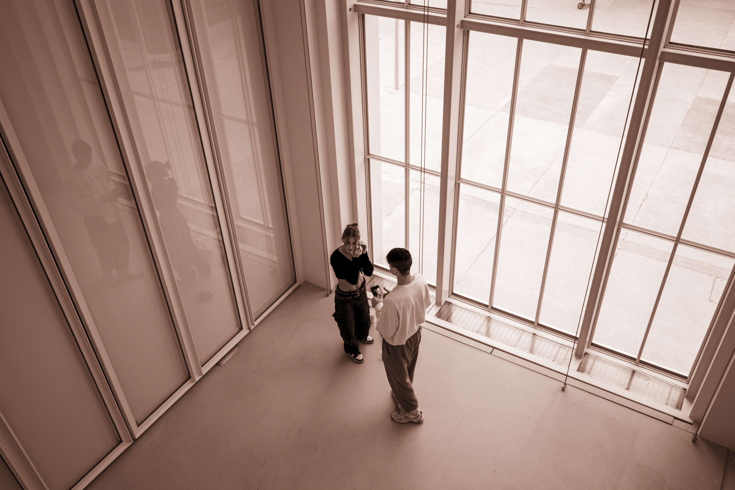 Двое молодых людей, фотографирующихся в помещении ГЭС-2 в Москве