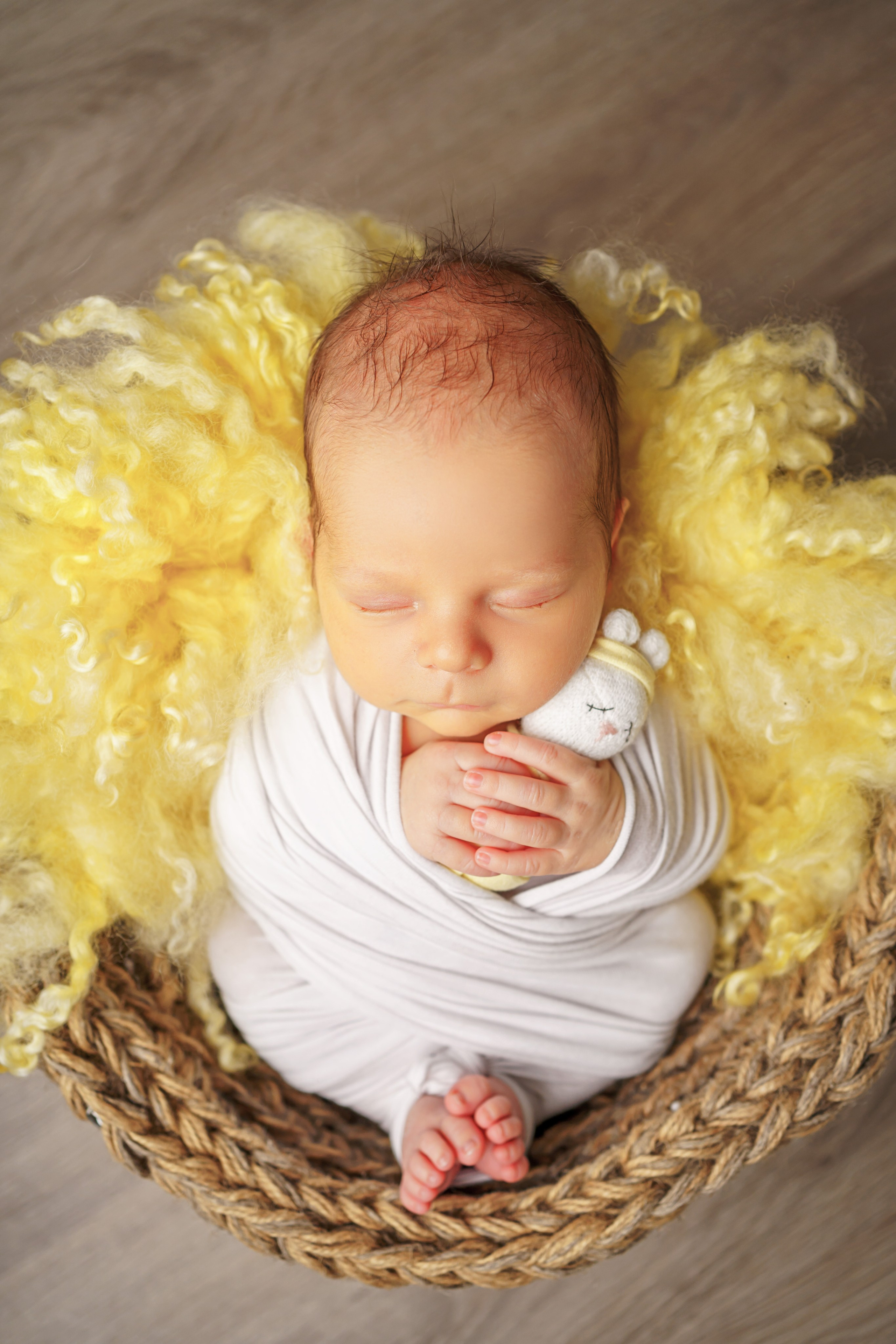 В обмотках малышей фотографирую не только на фоне, но и в реквизите