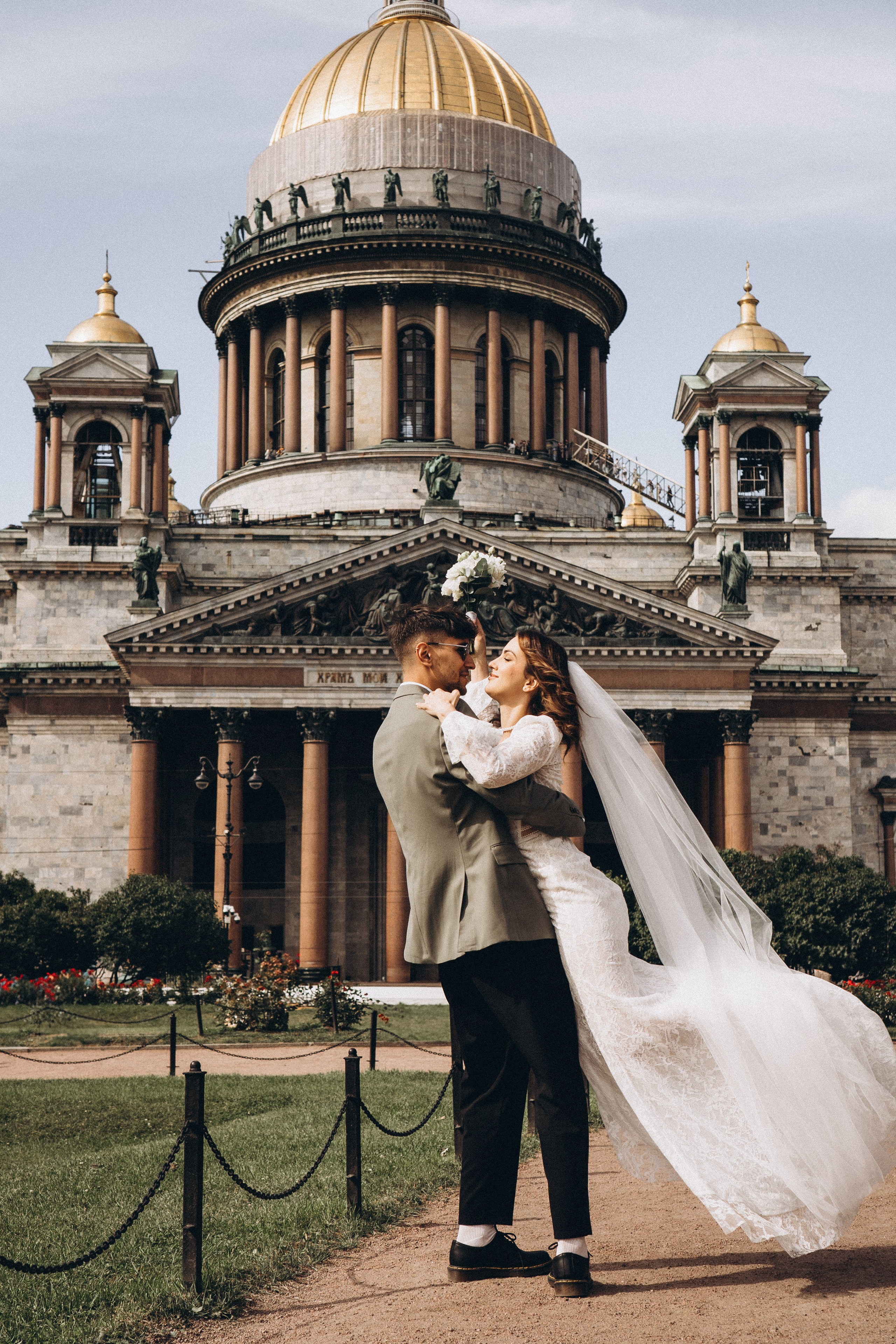 СВАДЕБНАЯ ПРОГУЛКА ВОЗЕ ИСАИКЕВСКОГО СОБОРА АСТОРИИ И ЗАКОНОДАЛЕТНОГО СОБРАНИЯ. Профессиональный фотограф, Санкт-Петербург — Виктория Богомолова