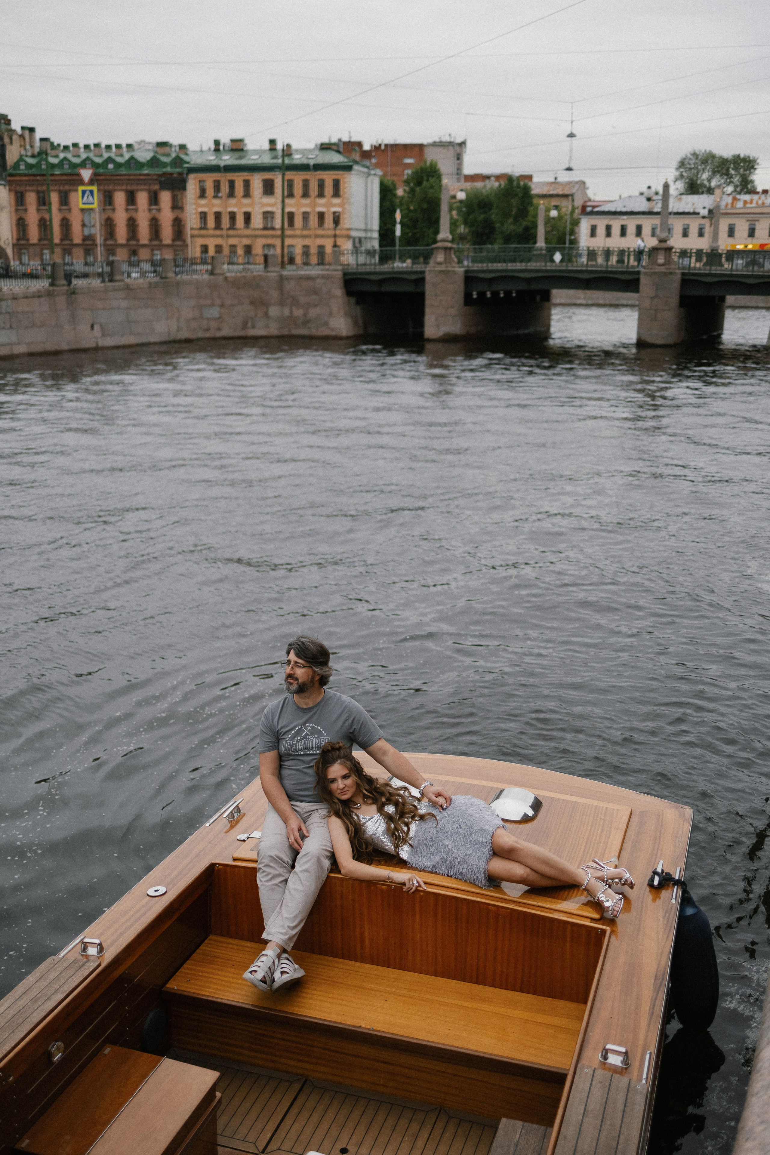 Прогулка на венецианском катере. Свадебный фотограф в Санкт-Петербурге Ксения Кобышева