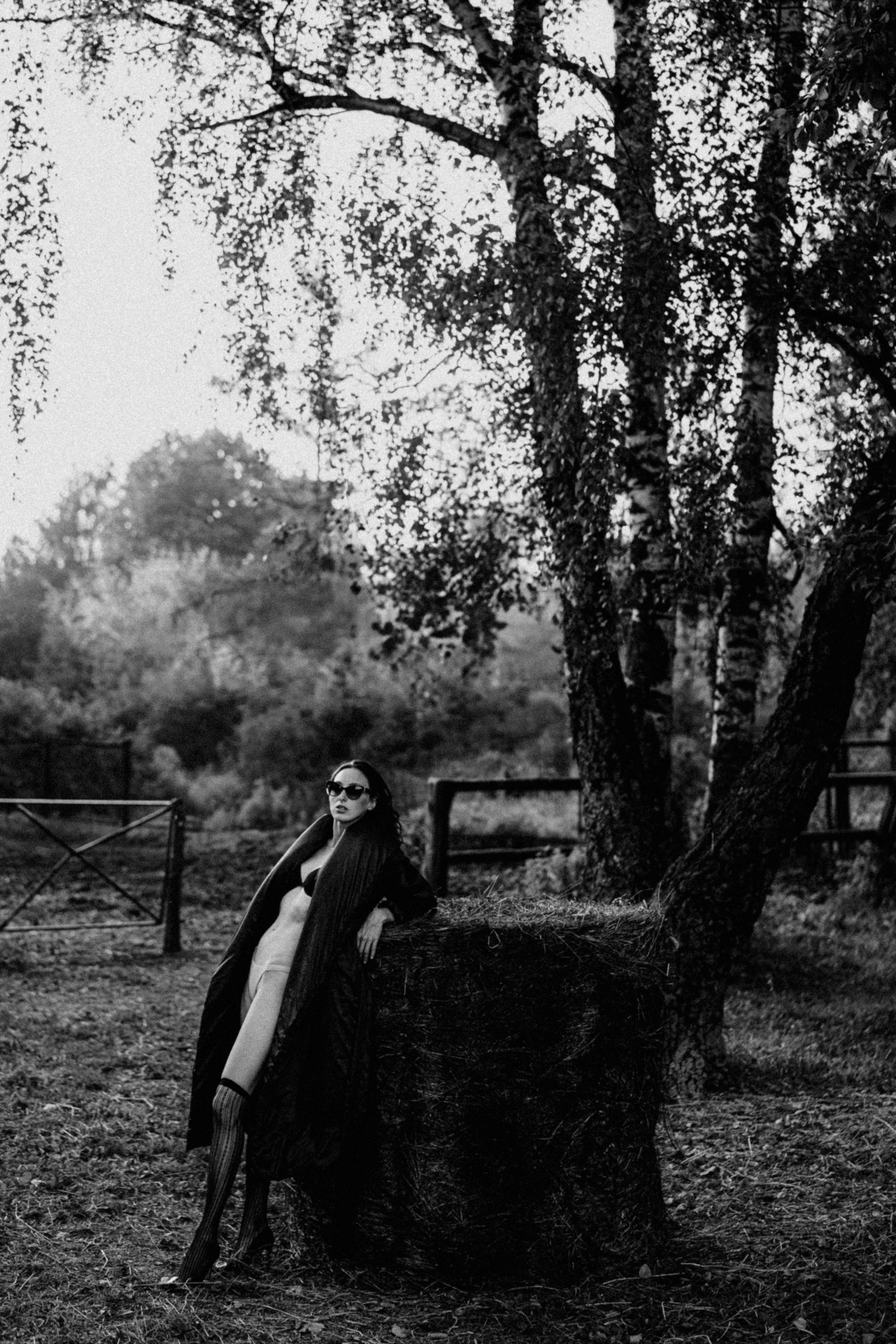 Девушка и стог сена