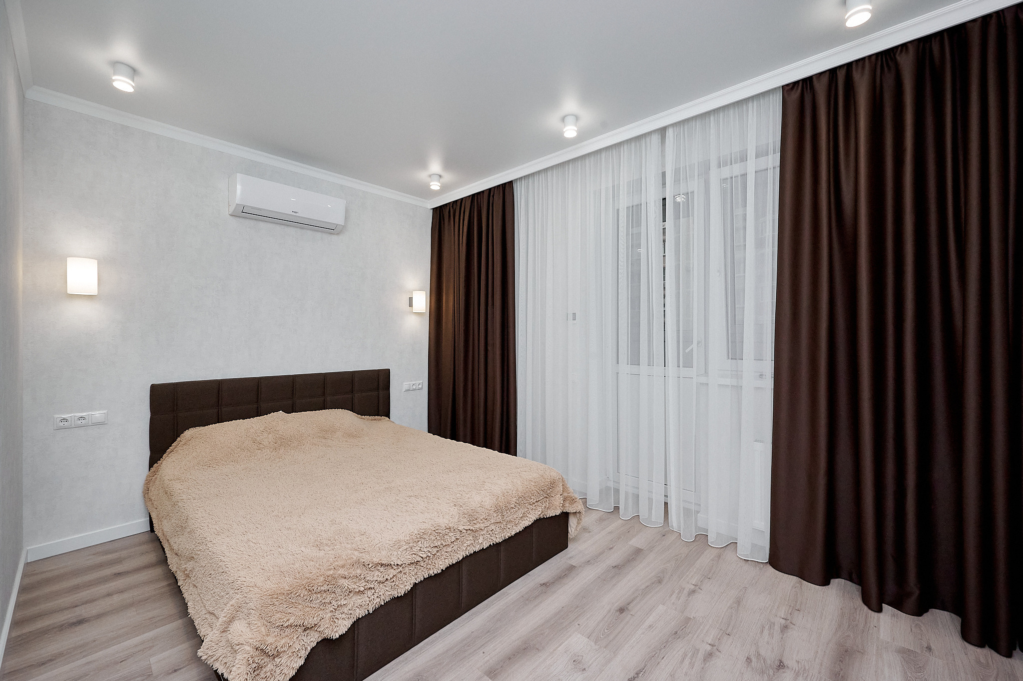 комната коричневые шторы коричневая кровать светлый ламинат 