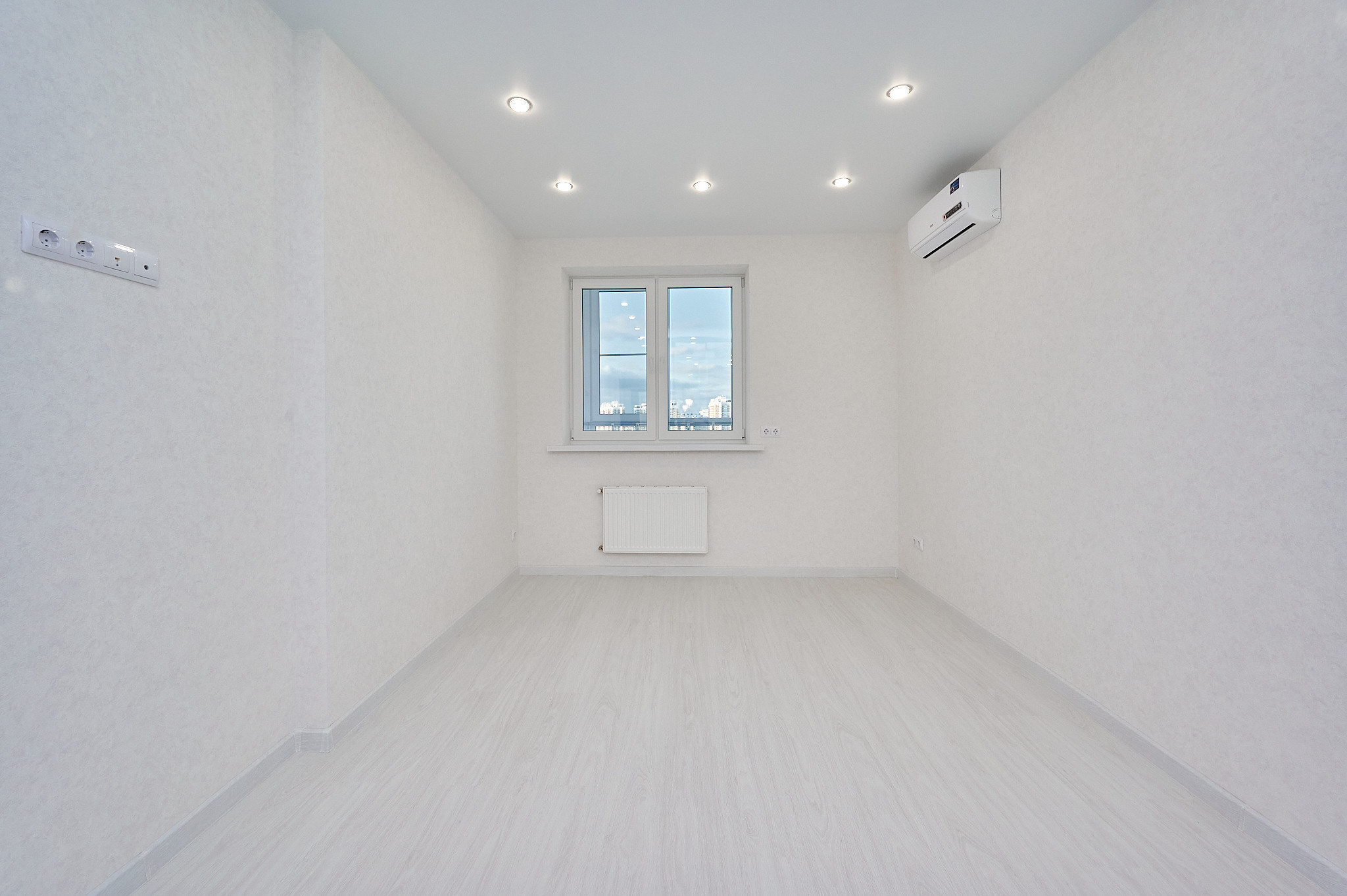 комната белые стены белый потолок белый пол 