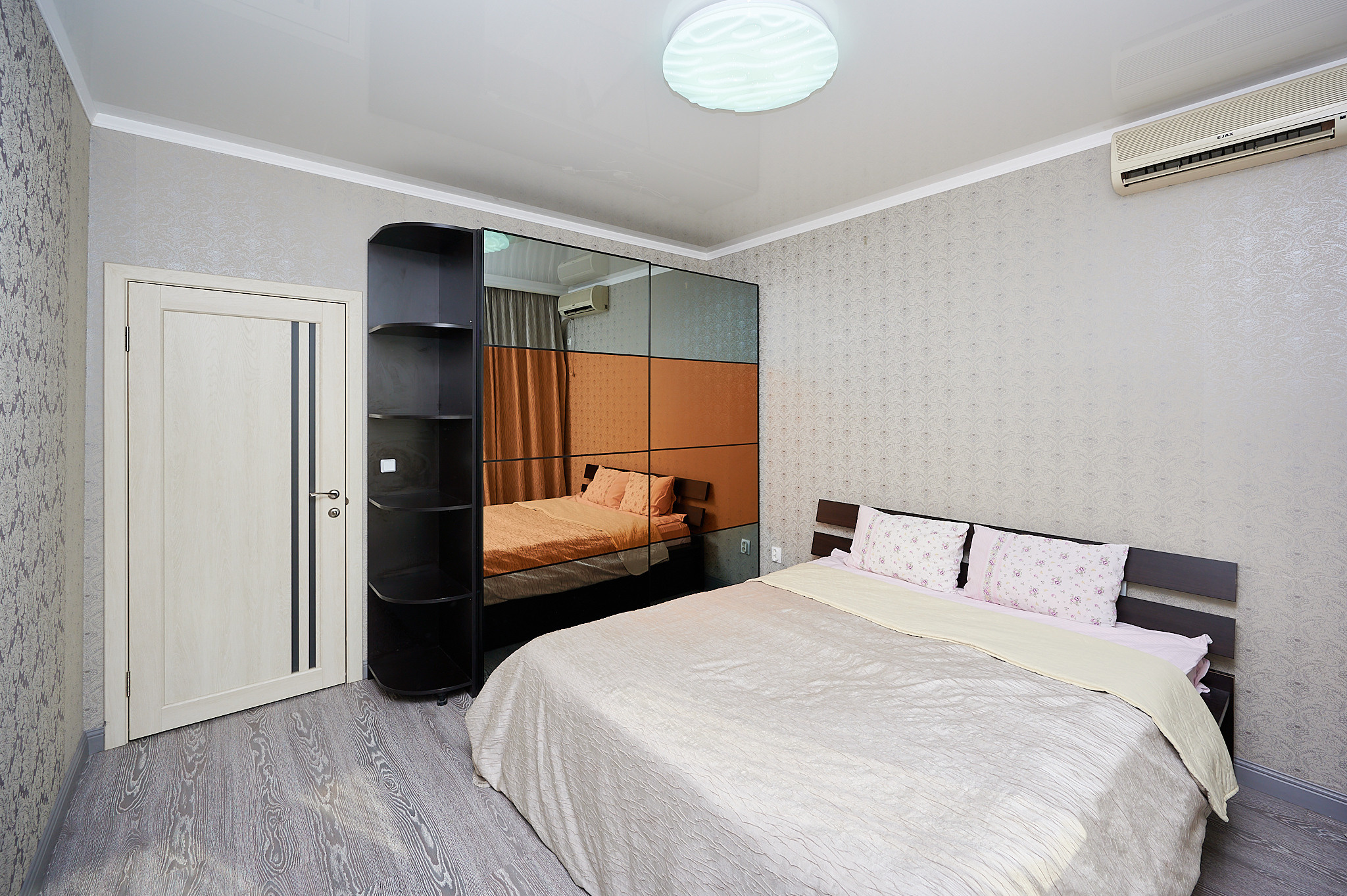 комната светлые обои белая кровать 