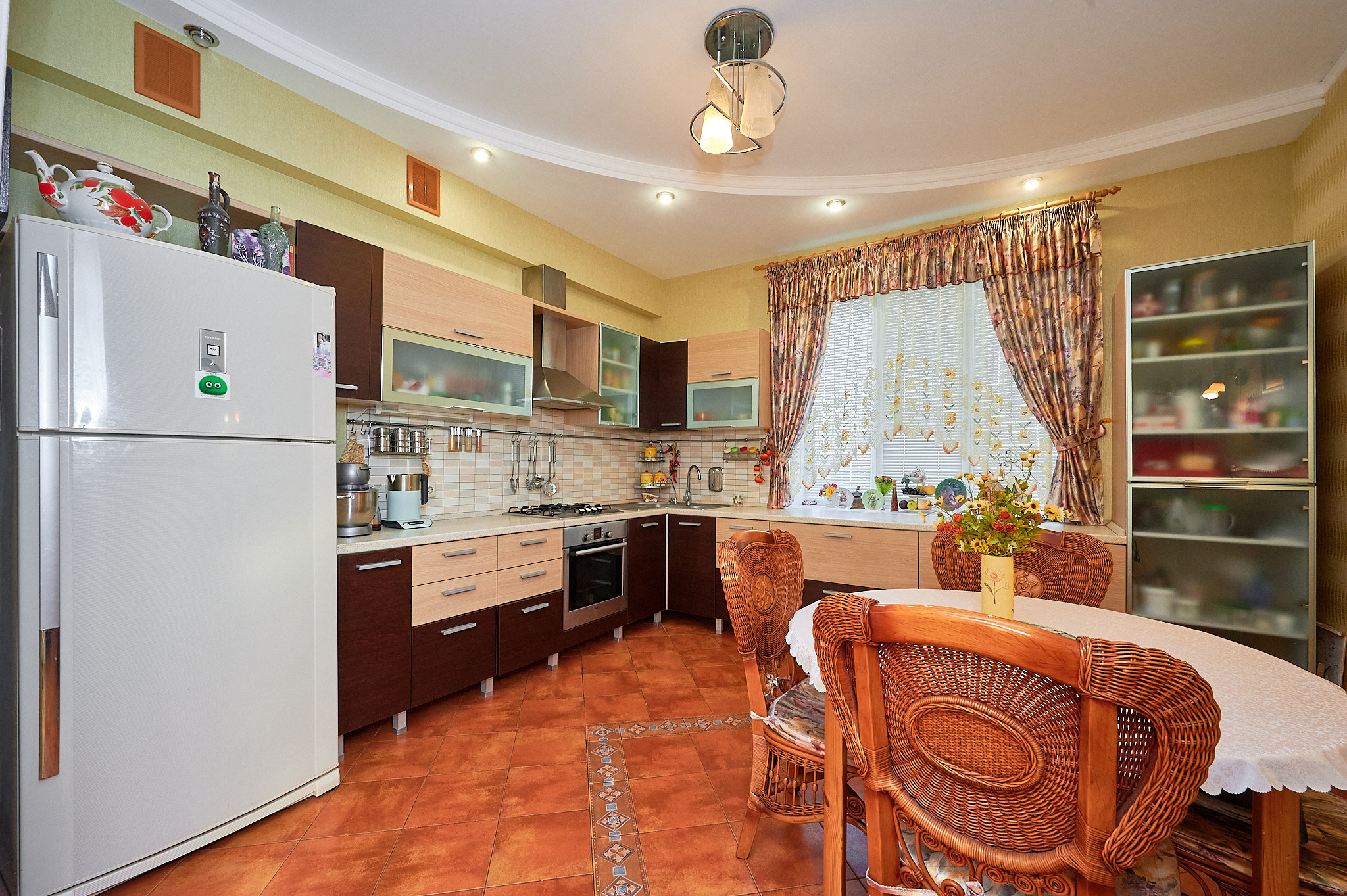 кухня коричневые оттенки коричневые и белые шкафчики 