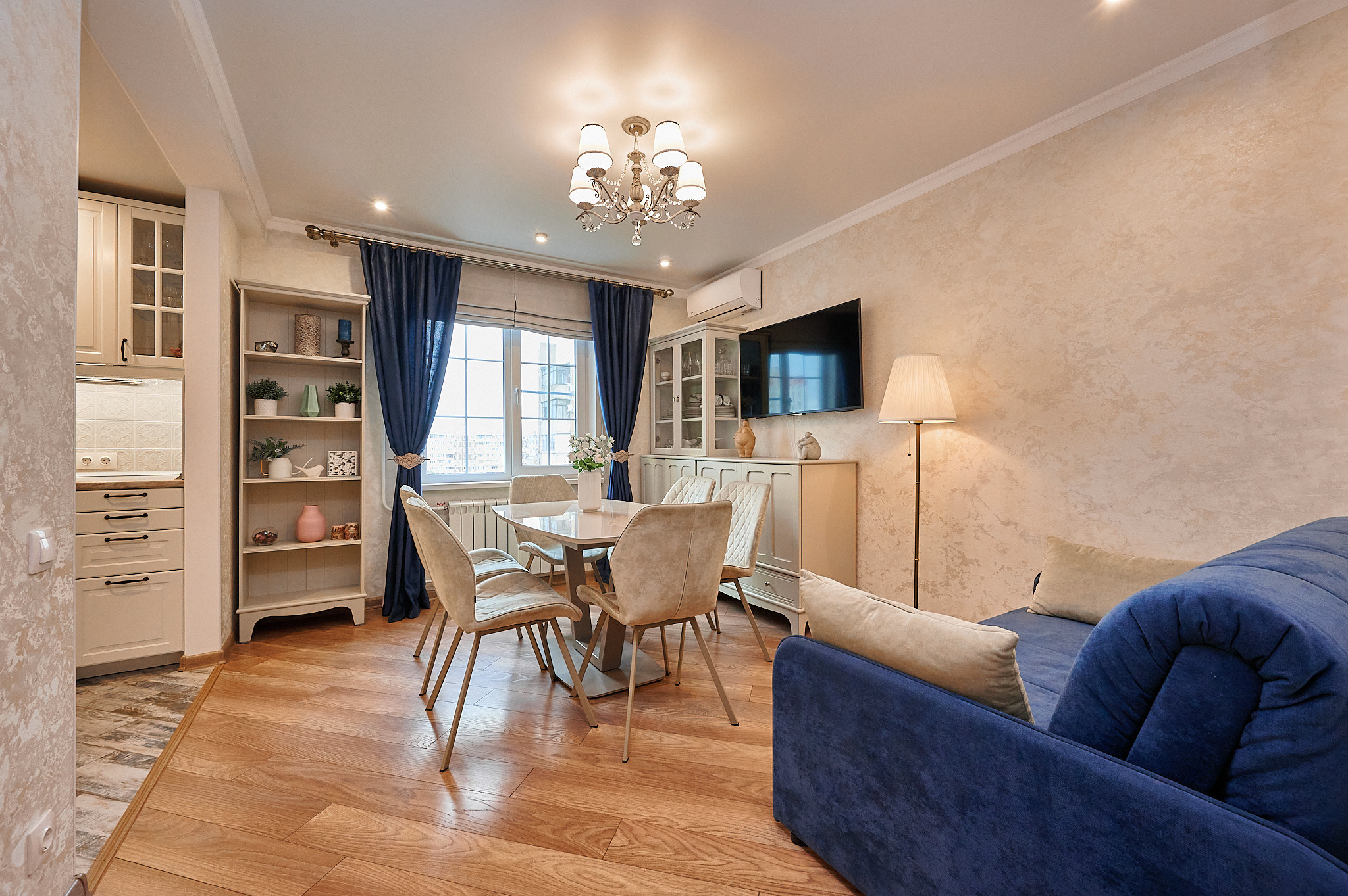 кухня синие шторы синий диван светлый кухонный стол светлый стул 