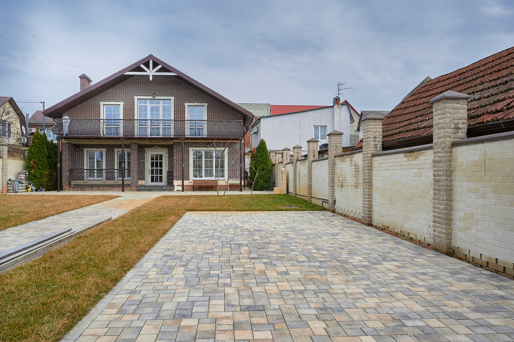 двухэтажный дом коричневые кирпичи 