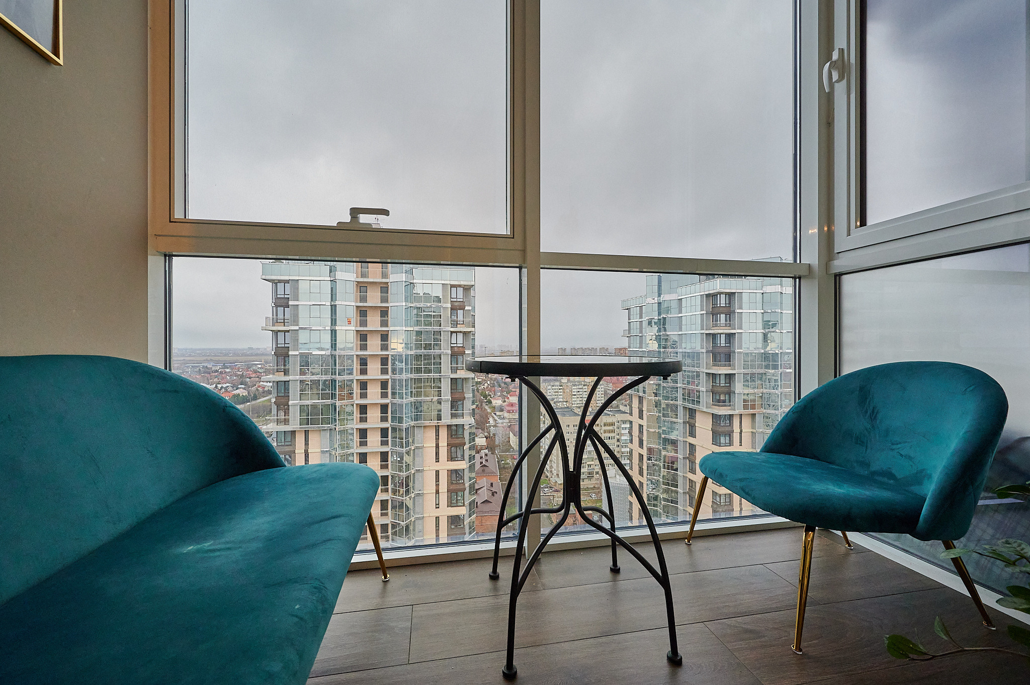 балкон голубые стулья 