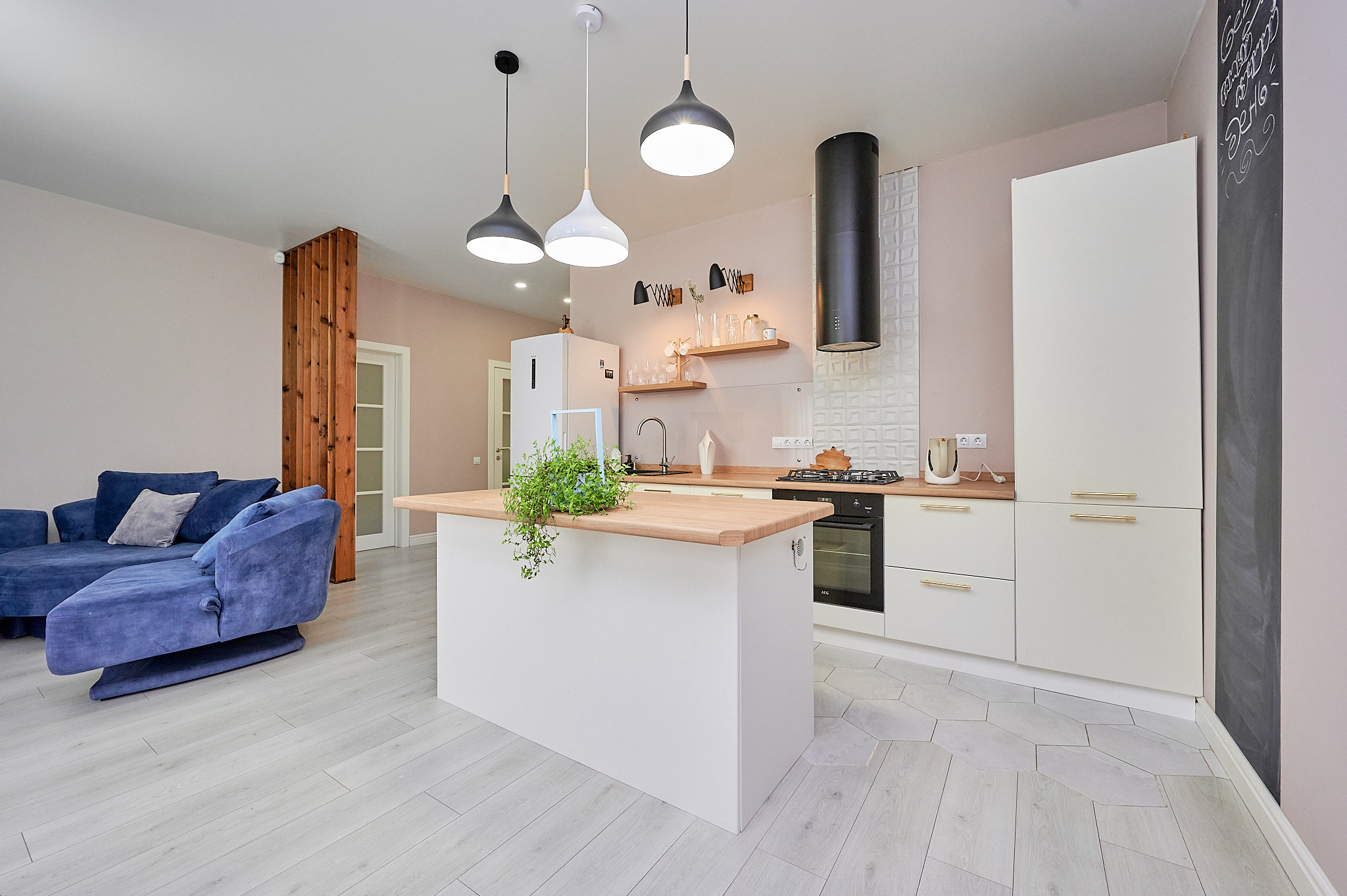 кухня белые шкафчики  бежевые оттенки 