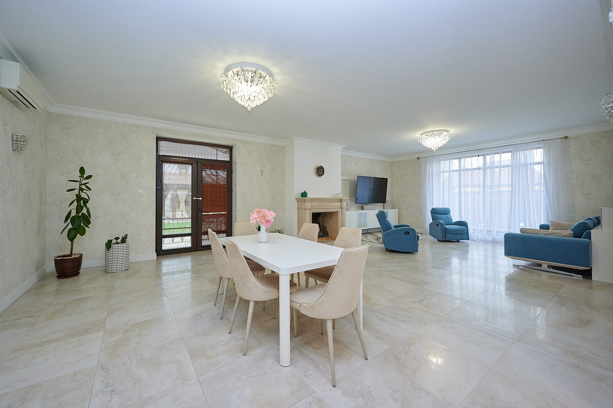 кухонный стол белые стулья гостиная голубой диван голубые пуфики 