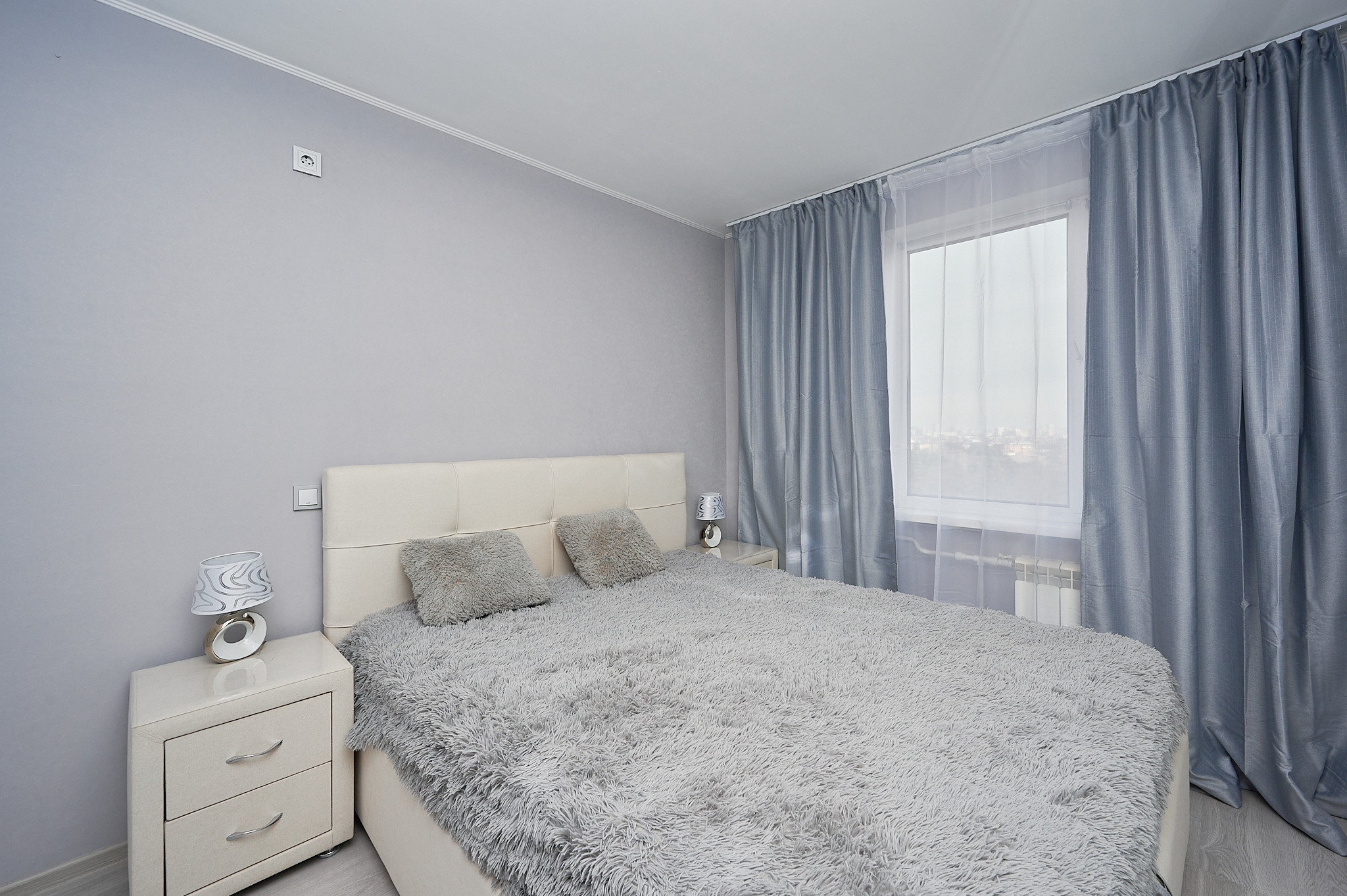 комната в голубых оттенках небесные шторы  белая тумбочка 