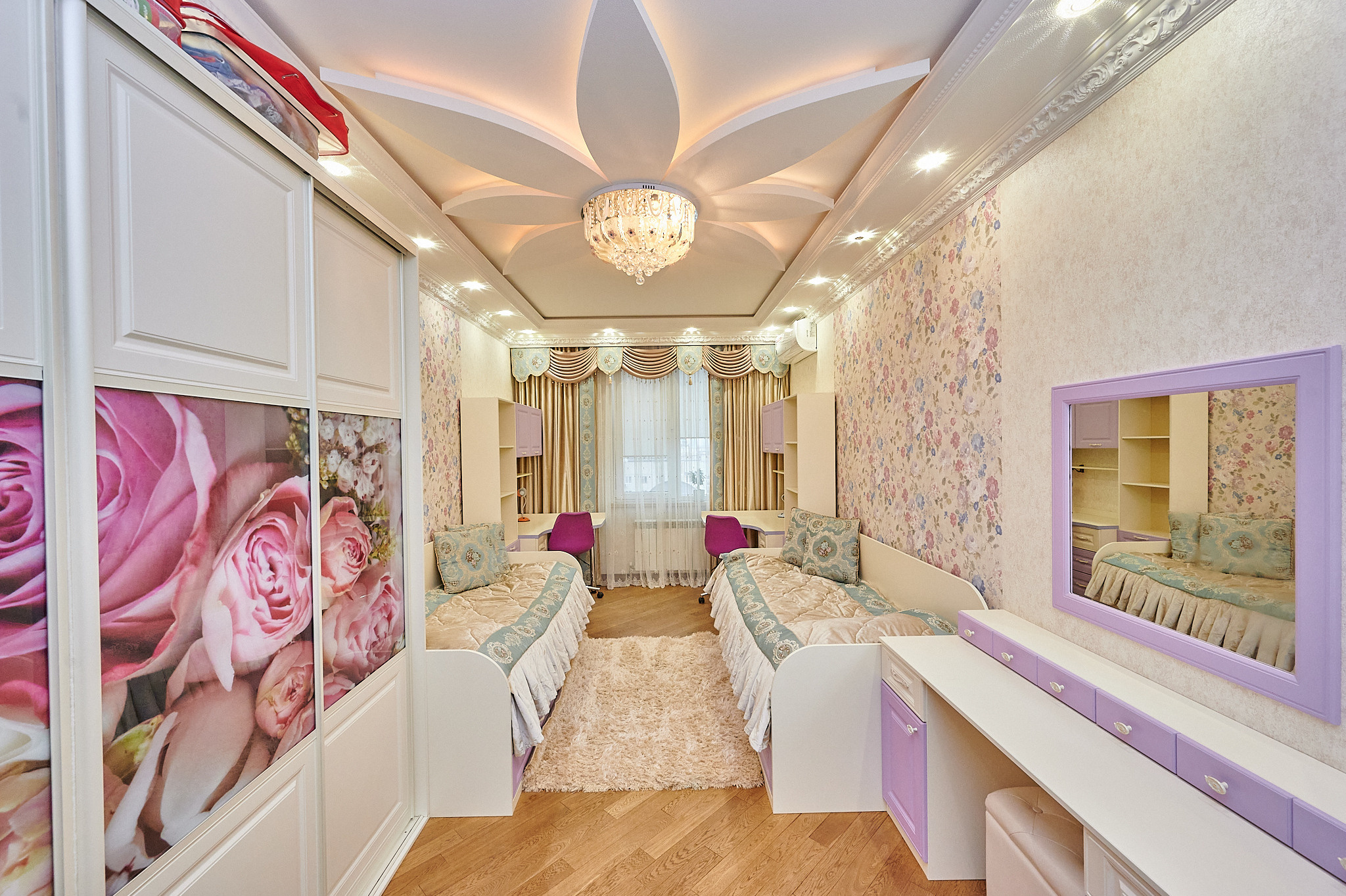 комната две раздельных кровати столик фиолетовый цвет 