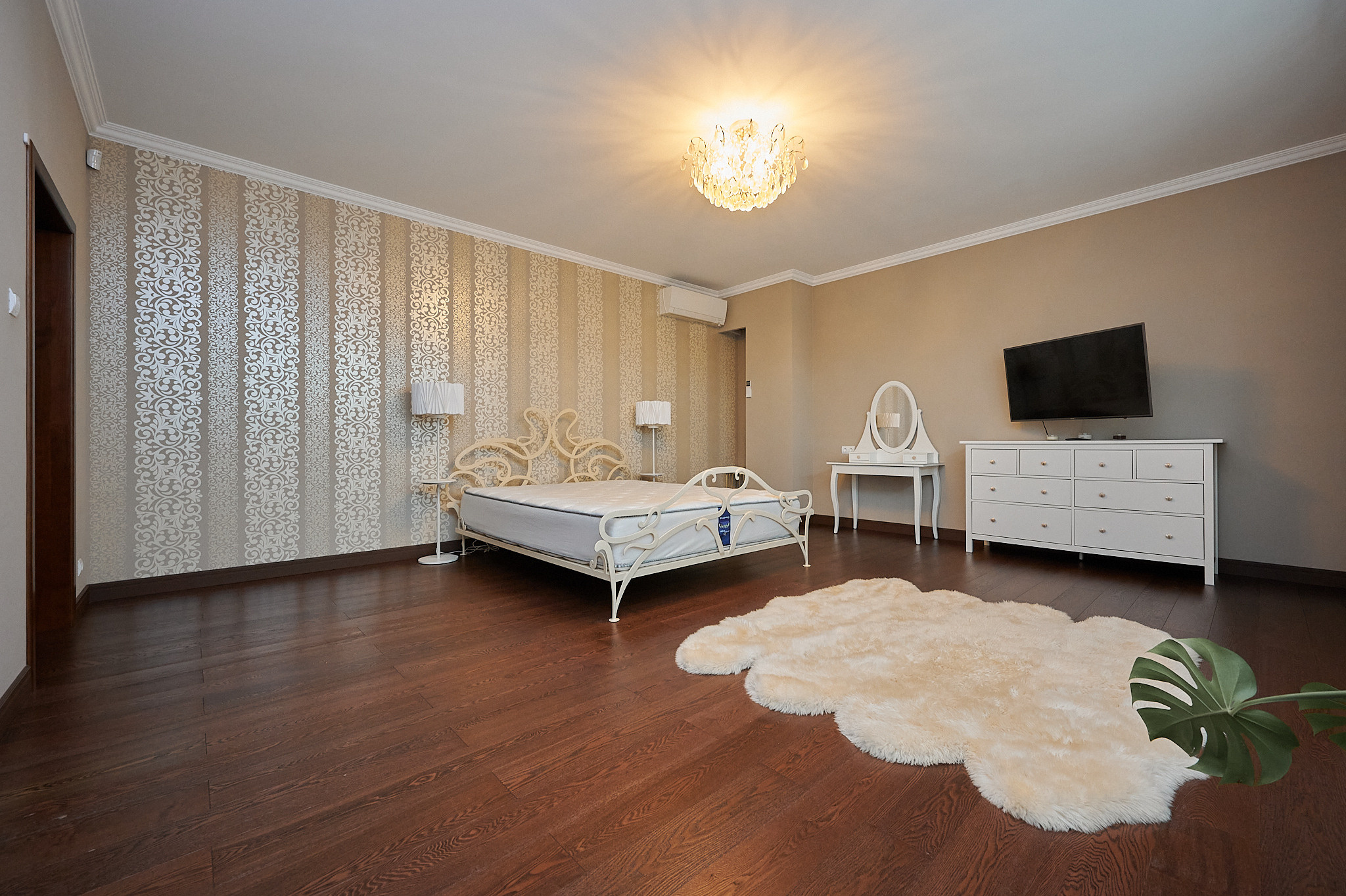 комната белая кровать белый комод  белый ковер 