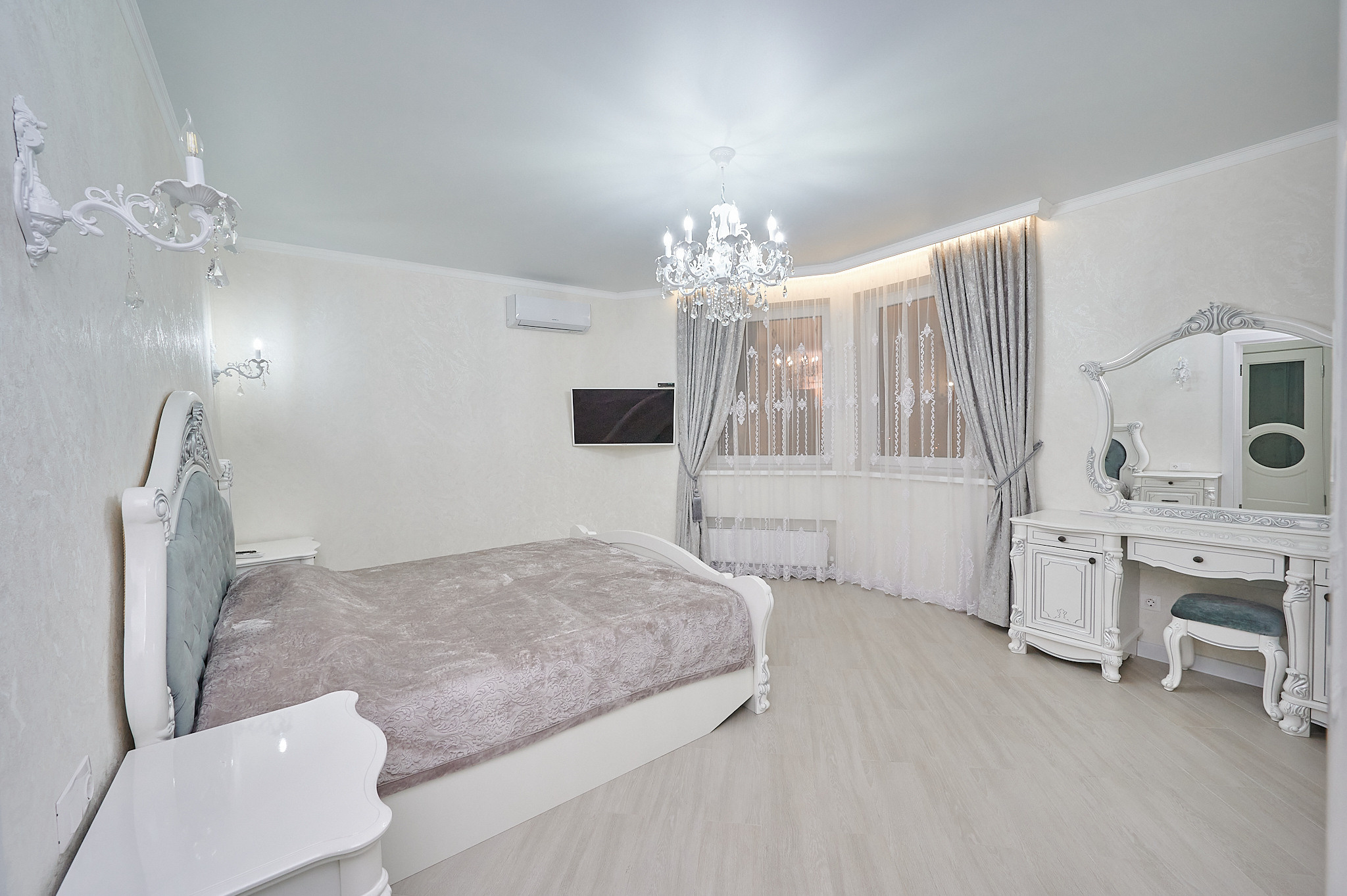 комната светлая кровать белое рабочее место белый стол светлые стулья белая тумбочка 