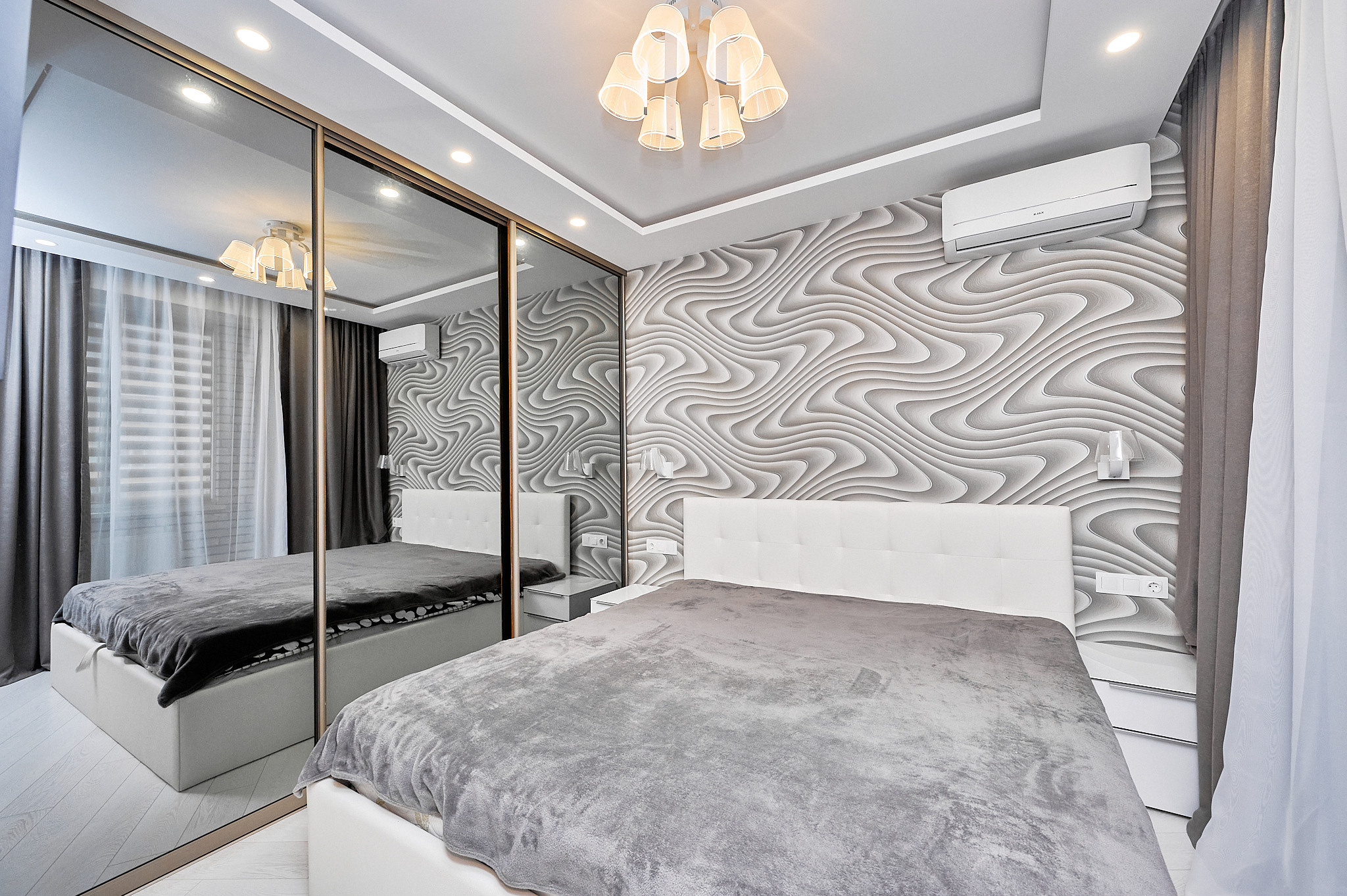 комната белая кровать  коричневые шторы большой шкаф с зеркалом 