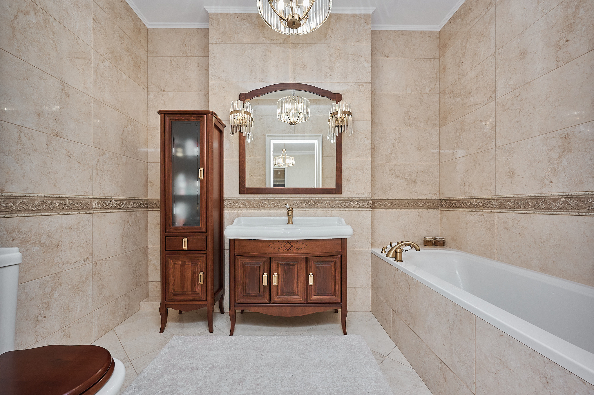 ванная светлые обои коричневые шкафчики мраморная розоватая плитка 