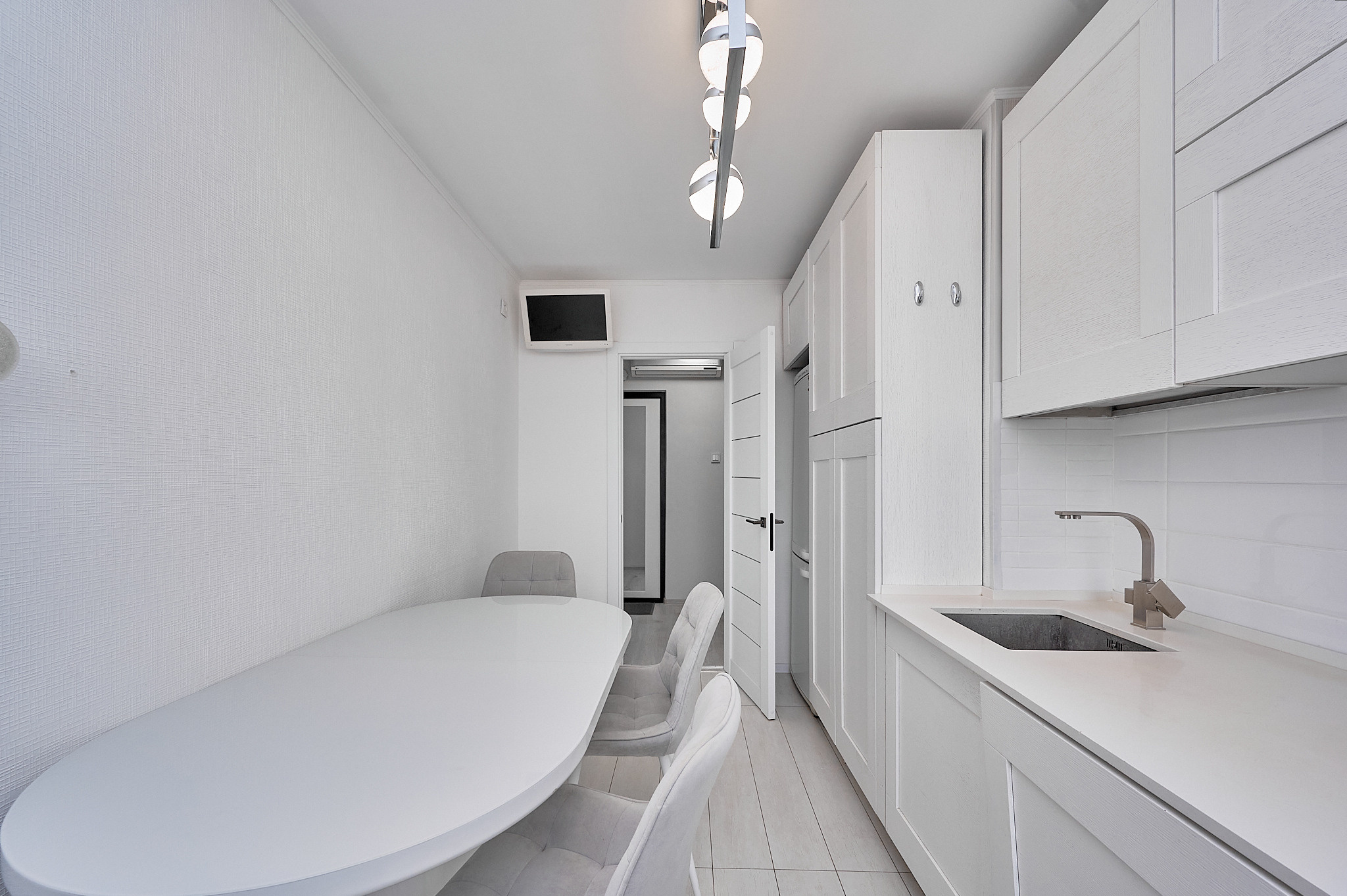 кухня все белое шкафы стол 