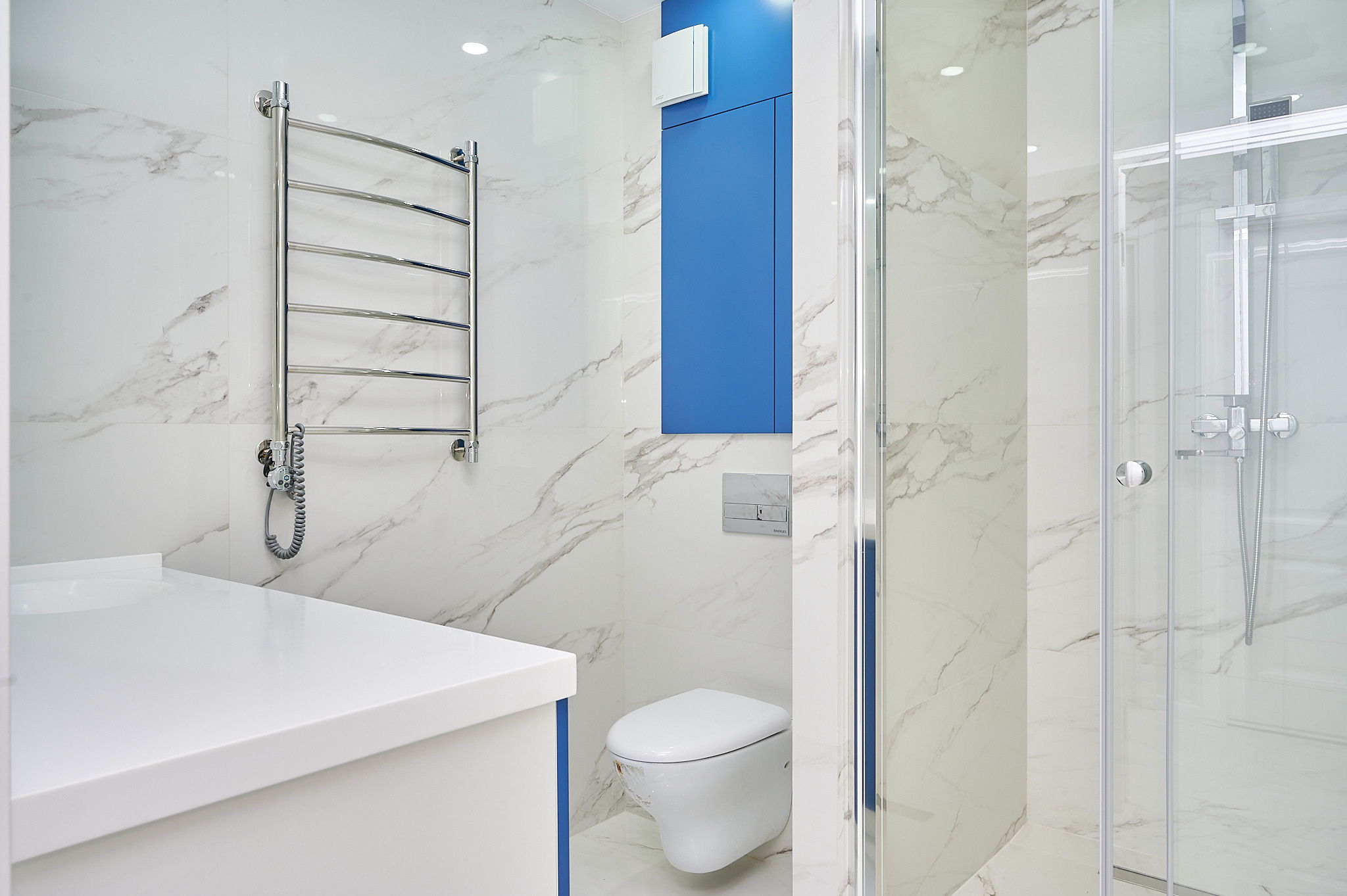 ванная комната светлая плитка душевая кабина зеркало с подсветкой 