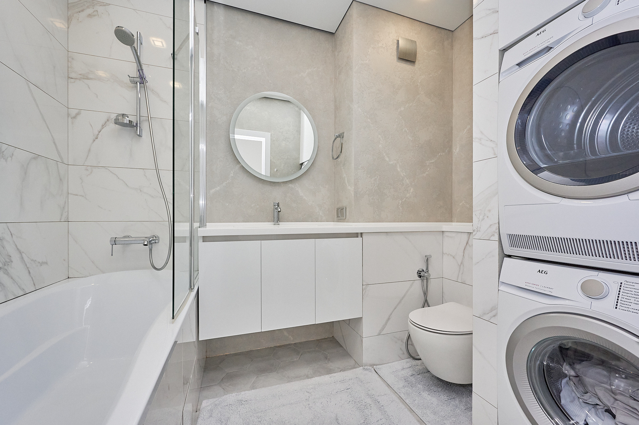 ванная комната светлые обои круглое зеркало 