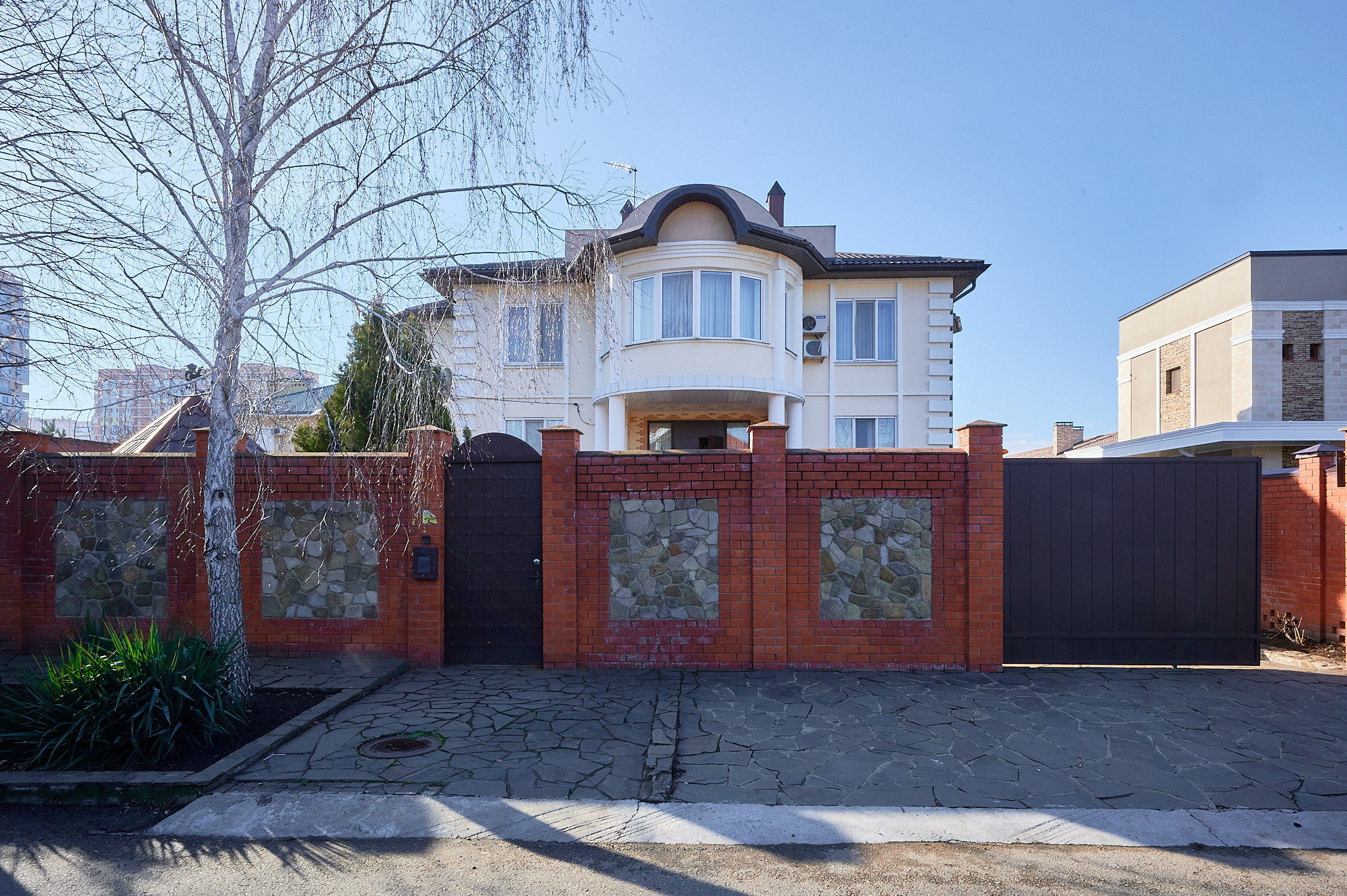 трехэтажный дом в белой расцветке 