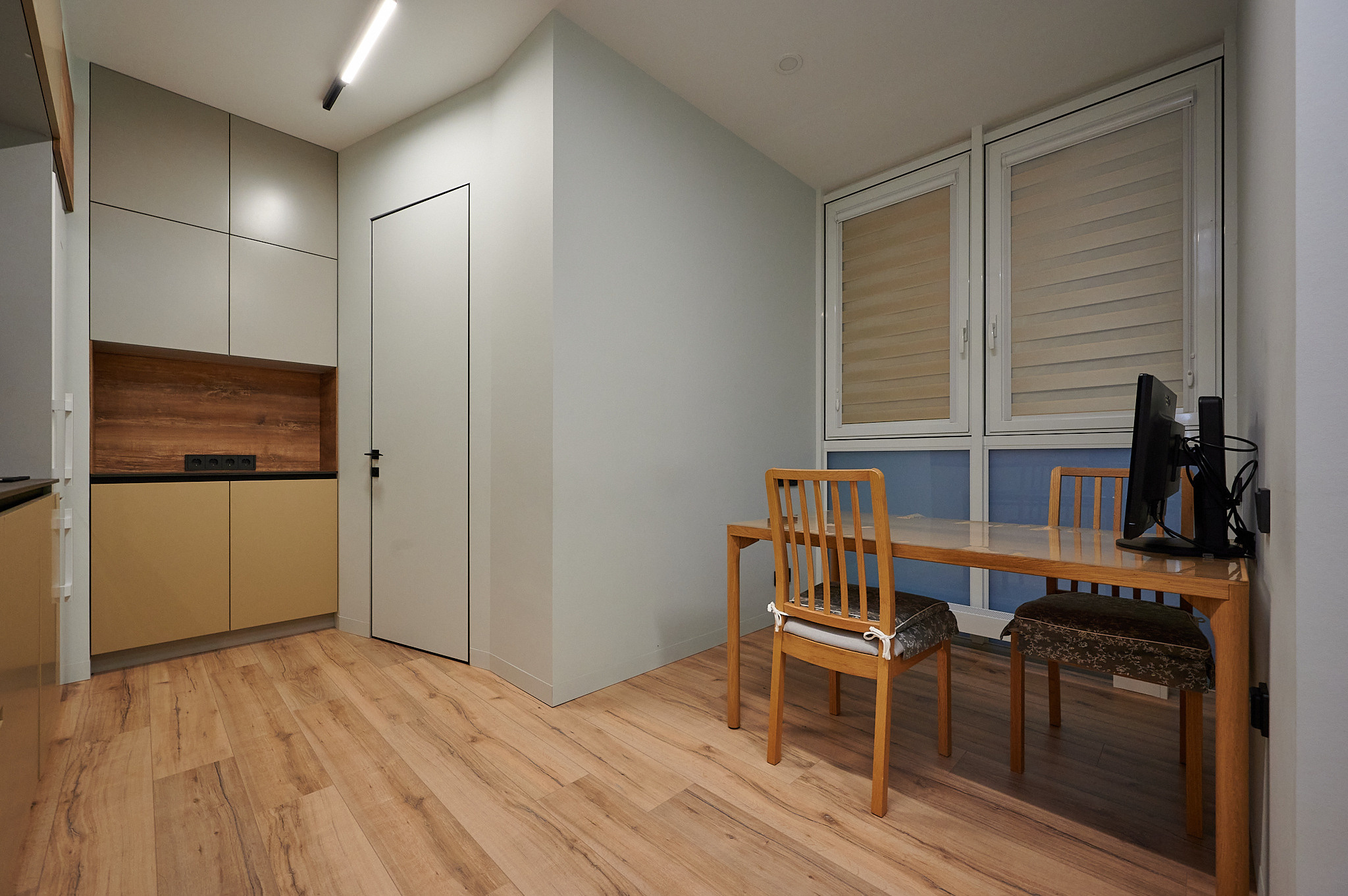 кухня светлые шкафчики коричневый стол 