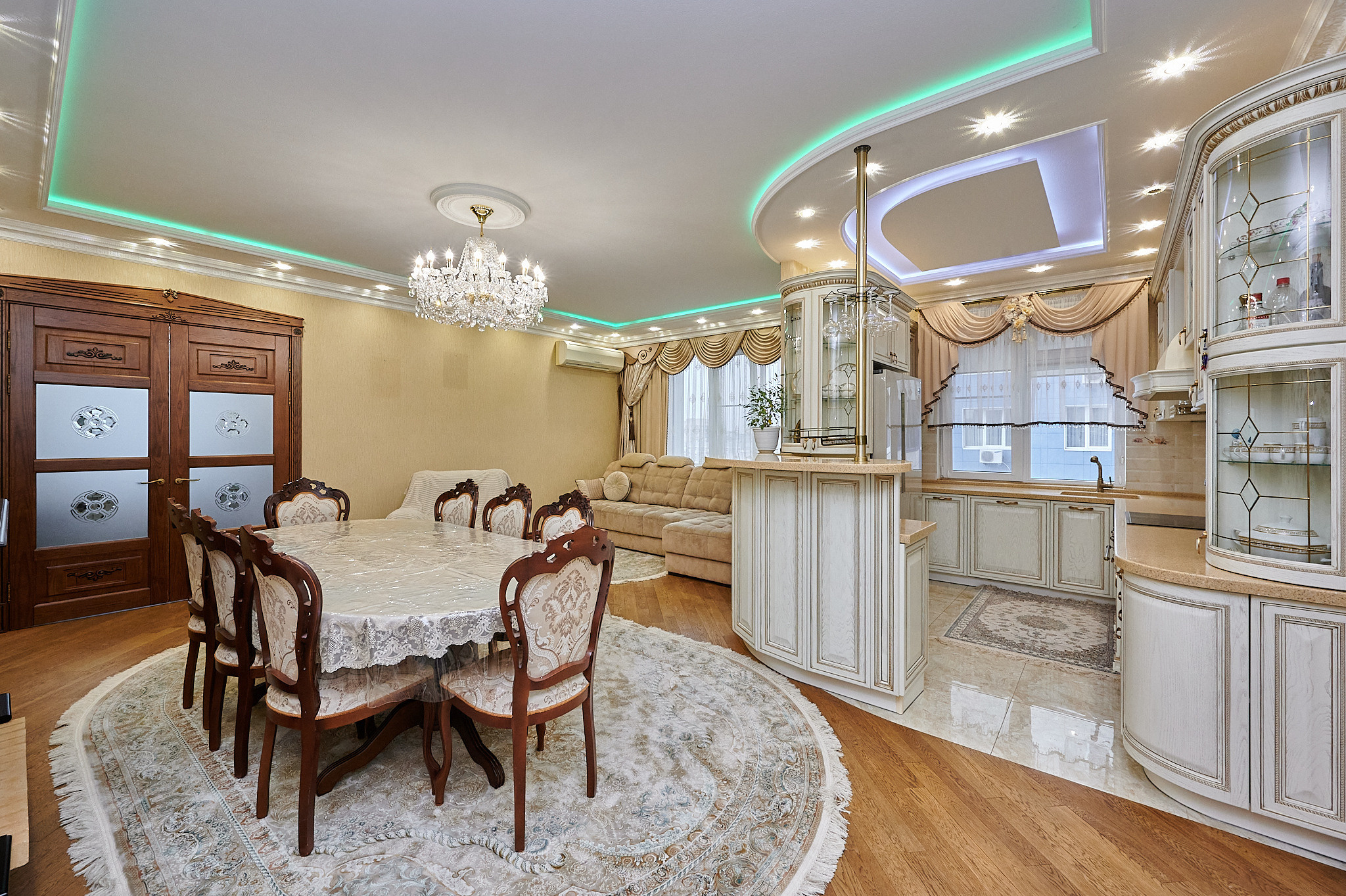 кухня современный стиль белые шкафчики белый кухонный стол 