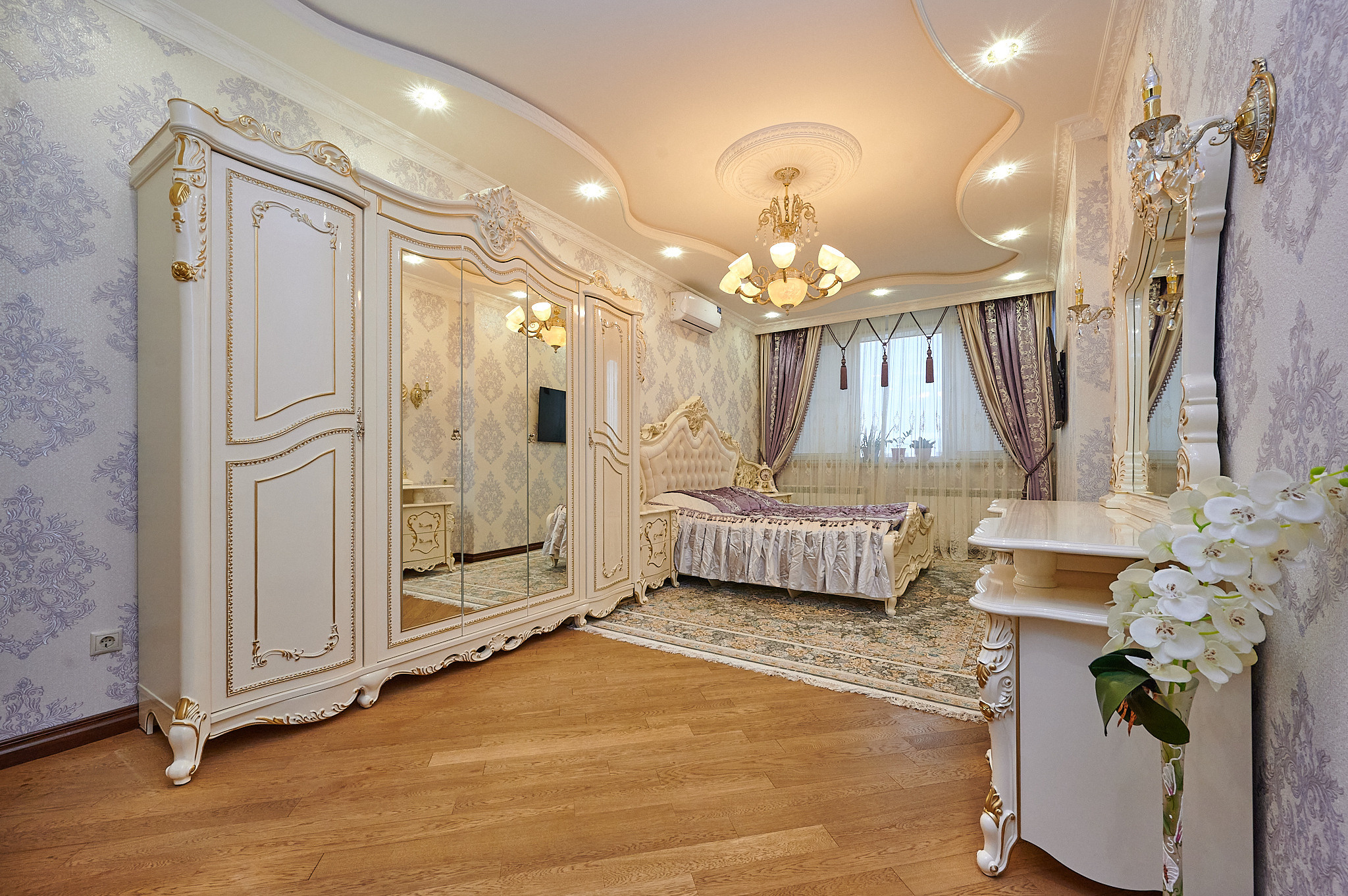 комната светлый шкаф  современный стиль светлые тонна фиолетовые шторы 