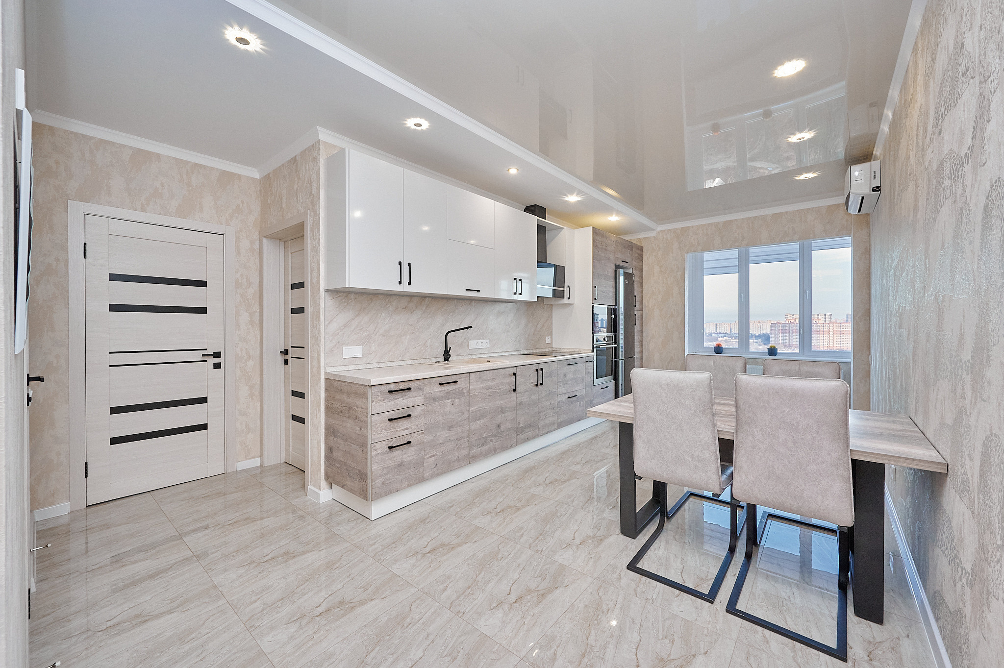 кухня белые шкафы белый кухонный стол