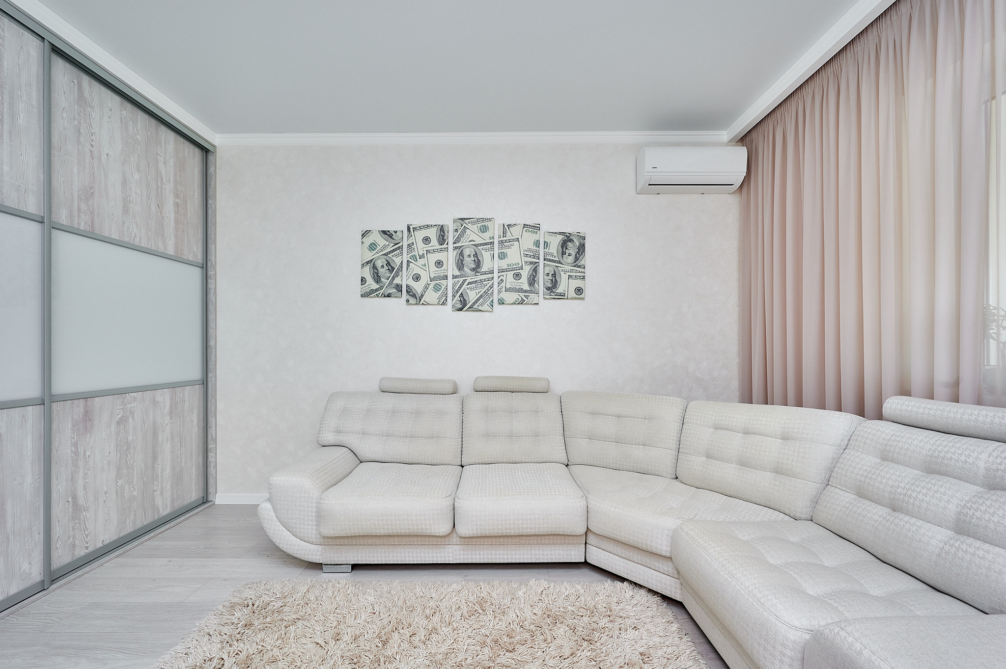 гостиная большой белый диван нежно розовые шторы белый ковер белый шкаф 