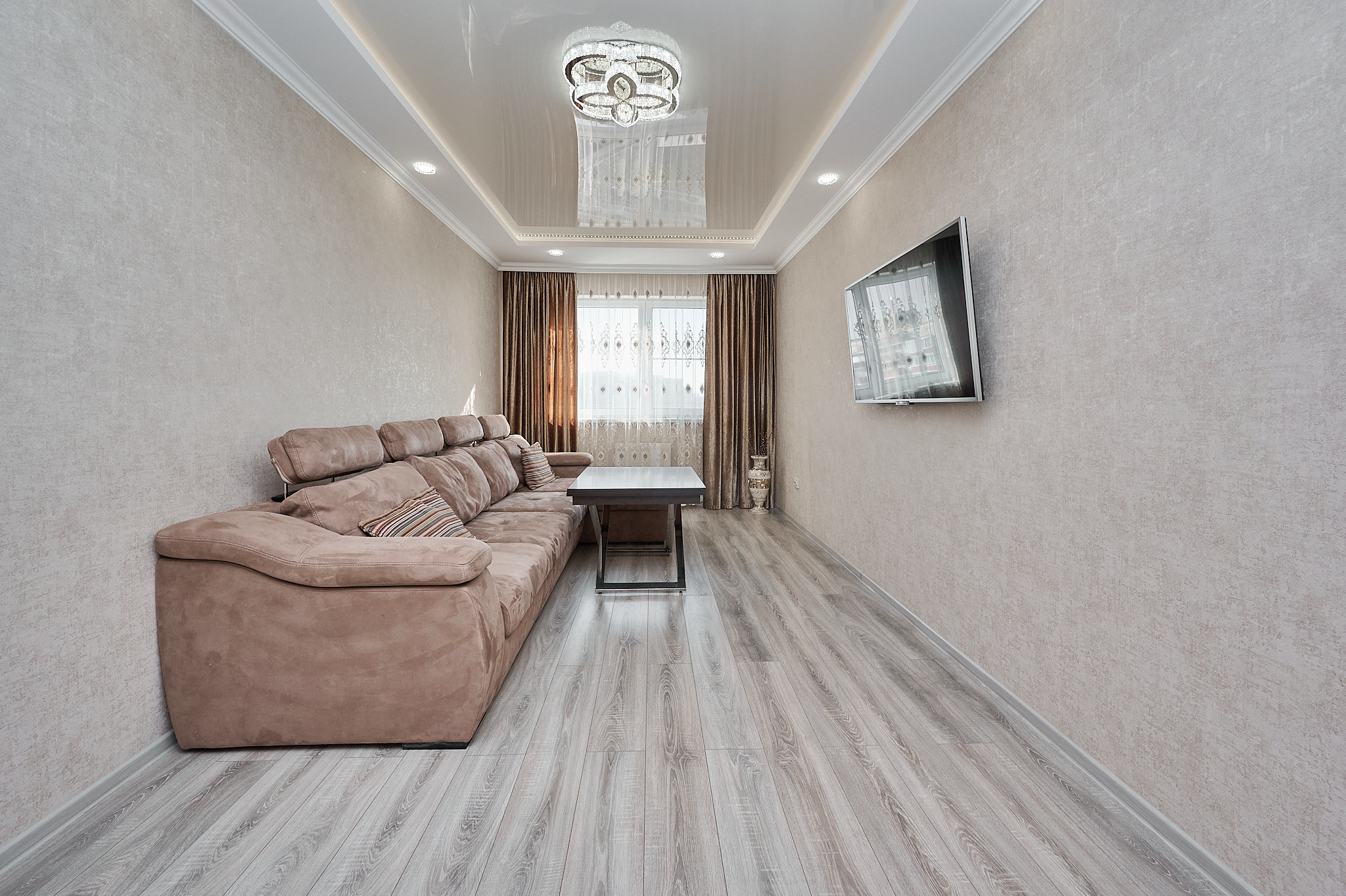 гостиная коричневые шторы коричневый диван  серый ламинат 