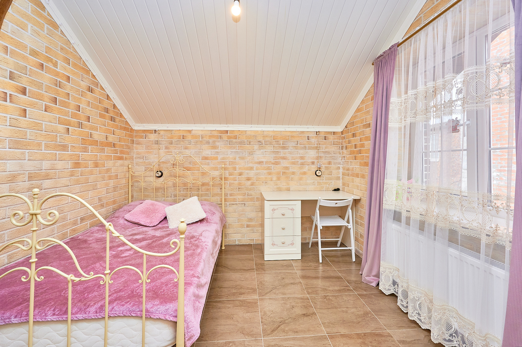 комната  фиолетовые шторы розовая кровать бежевые кирпичи 