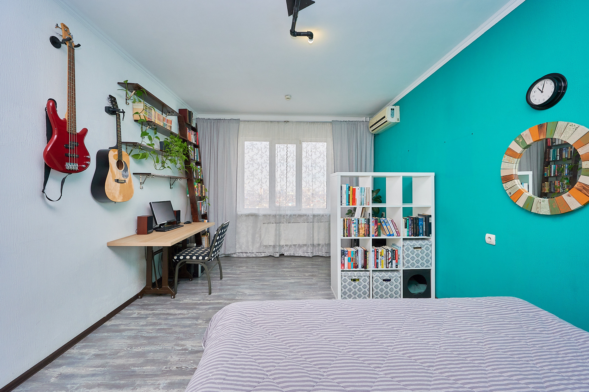 спальная комната с гитарами в стиле лофт и берёзовой стеной