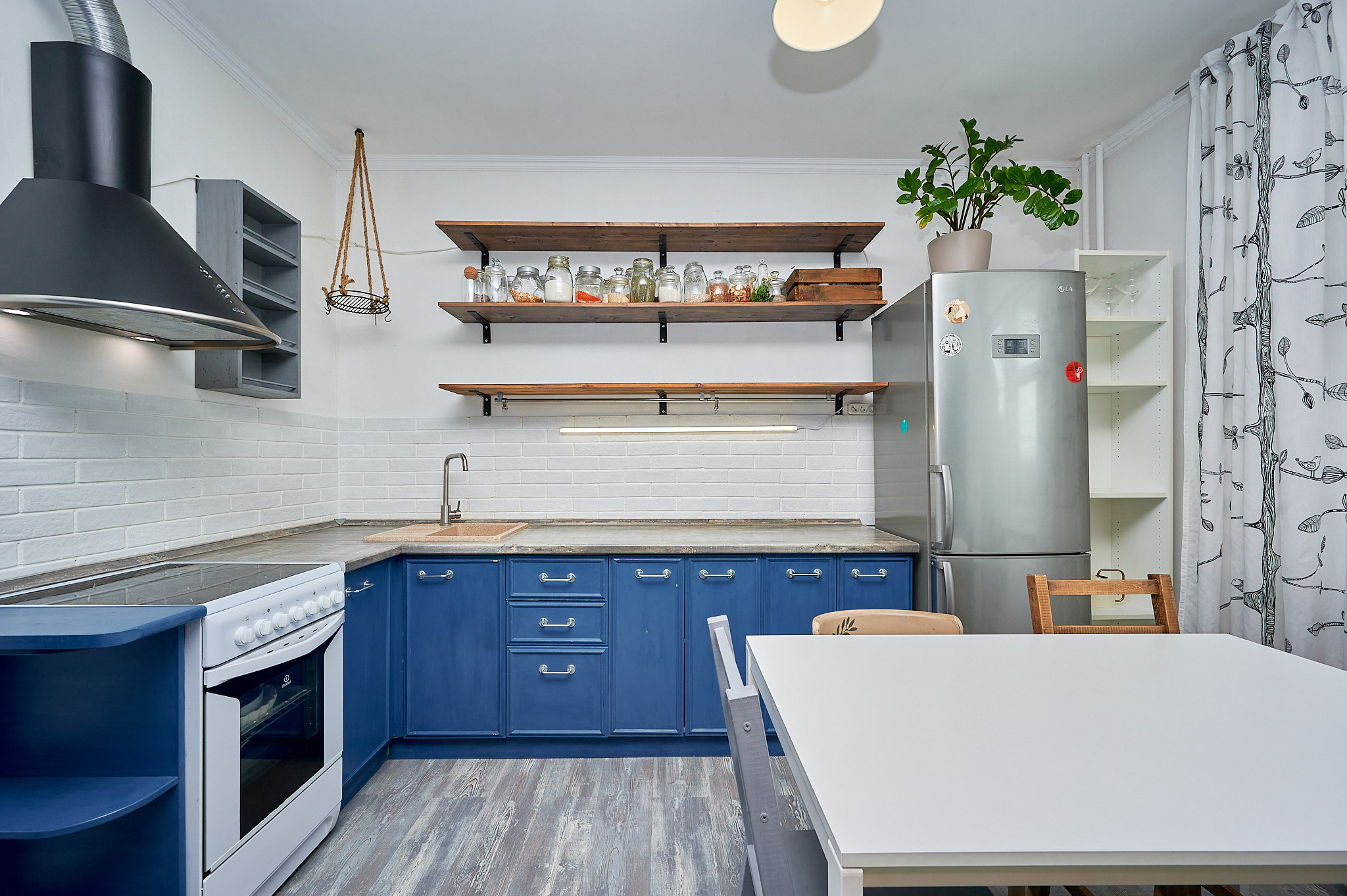 кухня синие шкафчики белый кухонный стол 