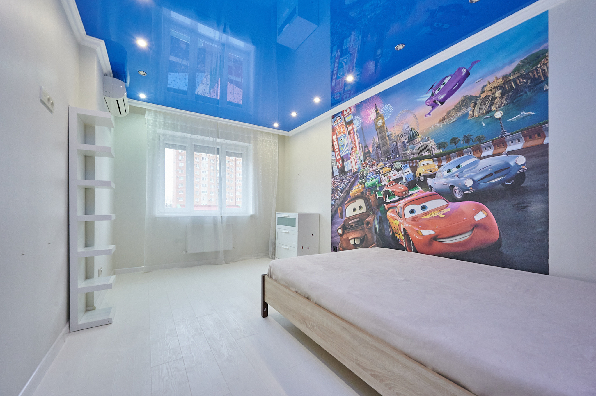 детская комната  белая кровать белые шкафчики